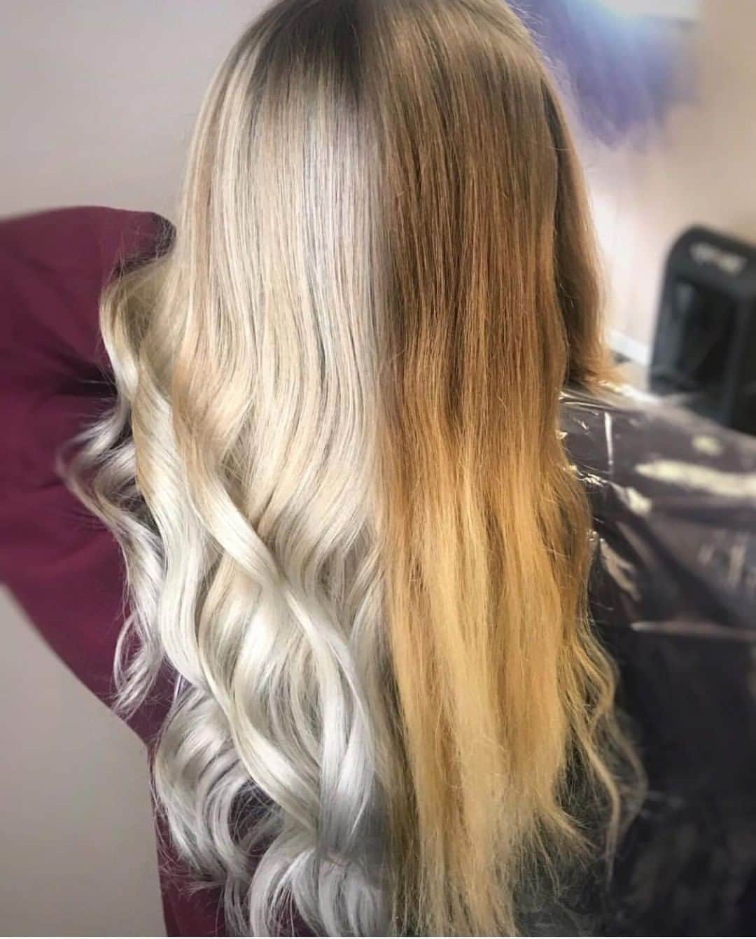 CosmoProf Beautyさんのインスタグラム写真 - (CosmoProf BeautyInstagram)「We're just gonna leave this here 😉  #HairGoals achieved by @roxybarnharthair with the help of @joico Defy Damage and a ton of @framar foils 🙌  Lifted using: @wellahair #Blondor Toned using: @farouksystems Chi Shine Shades  #repost #cosmoprofbeauty #licensedtocreate #wellahair #joico #framar #chihaircare #livedinblonde #beforeandafterhair #livedincolor」4月12日 23時00分 - cosmoprofbeauty