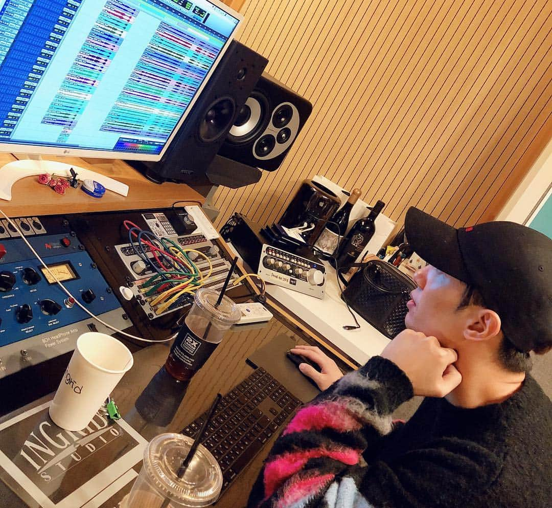 キム・ジョンモさんのインスタグラム写真 - (キム・ジョンモInstagram)「🎼Coming soon~📀🍌🍫#작곡팀#빠나나퐁듀#신곡작업중#음스타그램」4月12日 23時00分 - pureandsexy