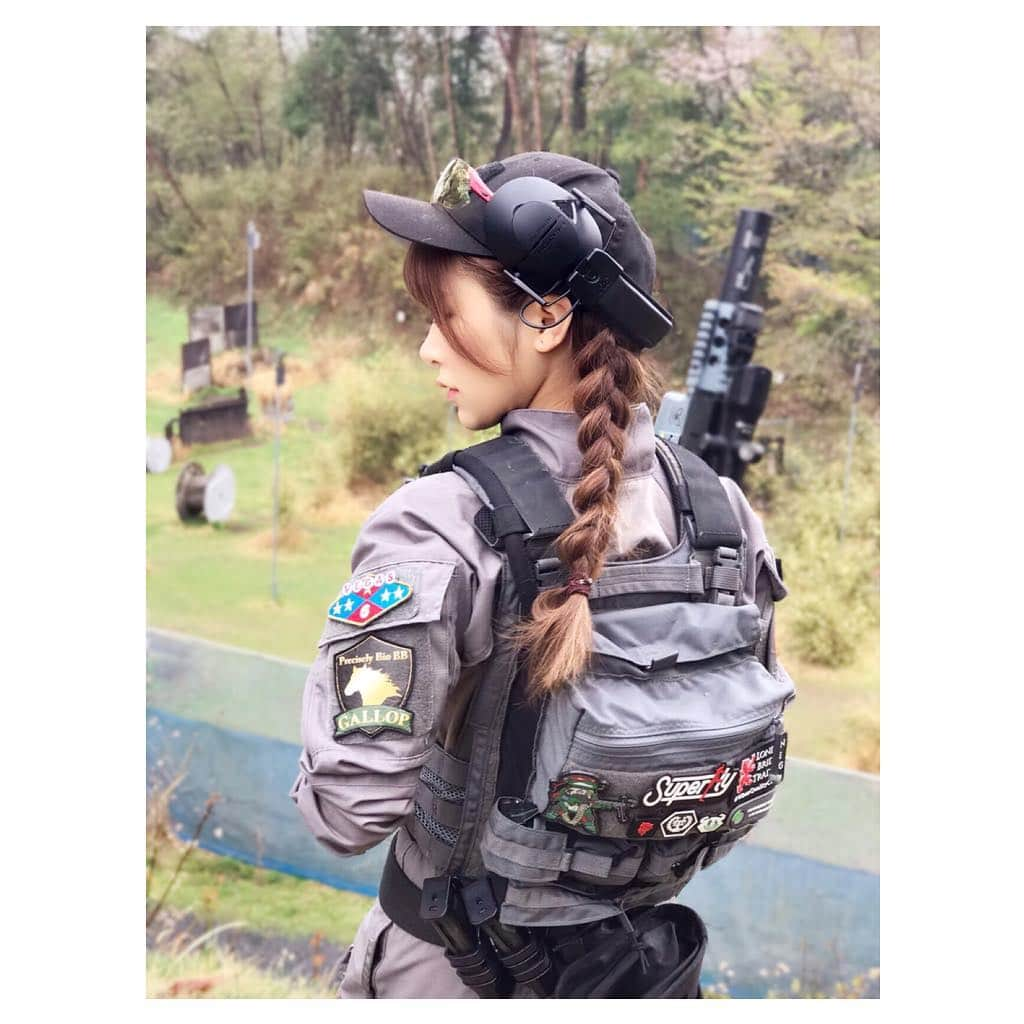 戦え‼︎ぴっちょりーなさんのインスタグラム写真 - (戦え‼︎ぴっちょりーなInstagram)「. . 最近💕休みの日は💕ほぼほぼ、 シューティングレンジとサバゲーについやしてる笑 . . 週1でシューティングレンジ行って、 プライベートで月1、仕事で月1でサバゲー... . 完璧なサバゲーマー？です笑 . 昔は楽しみたいだったけど、今は強くなりたい!!!!!! に気持ちが変化してるのが自分で分かる💕🌈 . . ちなみに、ぴっちょりーなはシューティングでもサバゲーでも!!!! . . 必ずBB弾は @bbgallop 使ってるよ!!!! . . . 🖤使用BB弾🖤 . sponsord @bbgallop . . 🖤loadout 🖤 . sponsord @risingsuntactical . . . . . 💜ぴっちょりーなの装備💜は @risingsuntactical .だよんんん . @lbx.tactical  @lbx.milsim  @lbtinc . . 💘Plate Carrier　 @lbx.tactical  @lbx.milsim  @lbtinc  LBX-4020 A2 Plate Carrier(Armatus II ) 💘Back  Panel LBX-4040B  Banger Back  Panel 💘Combat Shirt LBX-0080A (WOLF GREY) 💘Combat Pant LBX-0081A (WOLF GREY) 💘shoes  #salomon . . . @lbtinc  @lbx.milsim  @lbx.tactical  @eg_usa  @smokegrenades  @eg_airsoft  @always_outnumbered_llc  @1legion_superfly  @knotgood.co  @americanmilsim  @tactical_hostyle @whoshotfirstllc . . . #gun #ARES #amoeba . 🖤🖤🖤🖤PICCIOLINA☆SCHEDULE🖤🖤🖤🖤🖤 . . 🛵ゲスト出演🛵バイクイベント ★イベント★ELFエンジンオイルイベント 4月20日(土) @ライコランド姫路 様 . . 🔫ゲスト出演🔫 サバイバルゲームイベント ★イベント★ギャロップ祭 4月21日(日) @survivalgamefield_queen 様 千葉県 . . 🔫ゲスト出演🔫 サバイバルゲームイベント 5月 comingsoon . . 🛵ゲスト出演🛵 ★イベント★ 9月15(日)@福島 comingsoon . . . . . 🖤🖤🖤🖤🖤🖤🖤🖤🖤🖤🖤🖤🖤🖤🖤🖤🖤 🖤 #airsofter#airsofters#airsoftgun#airsoftguns#ぴっちょりーな #piccholina #airguns#airgun#airsofterphoto#airsofting#airsoftwar#airsoftworld#airsoftjapan#airsoftgirl#girlswithguns#doairsoft#airsoft#サバゲー#サバゲー女子#銃#ミリタリー#military」4月12日 23時01分 - picciolina.airsoftgirl