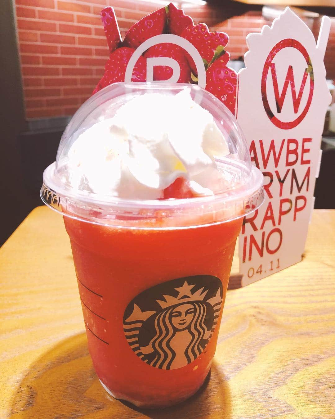 璃乃さんのインスタグラム写真 - (璃乃Instagram)「いちごー！！ #strawberry #starbucks #japan #follow#followme #cute #delicious #starbucksfrappuccino #いちご#sweet #instagram ＃甘酸っぱい#like#idol」4月12日 23時01分 - oshirinn6