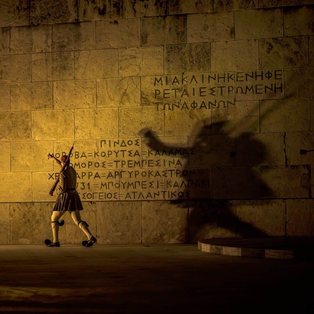 のインスタグラム：「Photo by Muhammed Muheisen @mmuheisen | An evzone, a member of the Greek Presidential Guard, marches in front of the Tomb of the Unknown Soldier in Athens. For more photos and videos from different parts of the world, follow me @mmuheisen and @mmuheisenpublic #muhammedmuheisen #Athens #Greece」