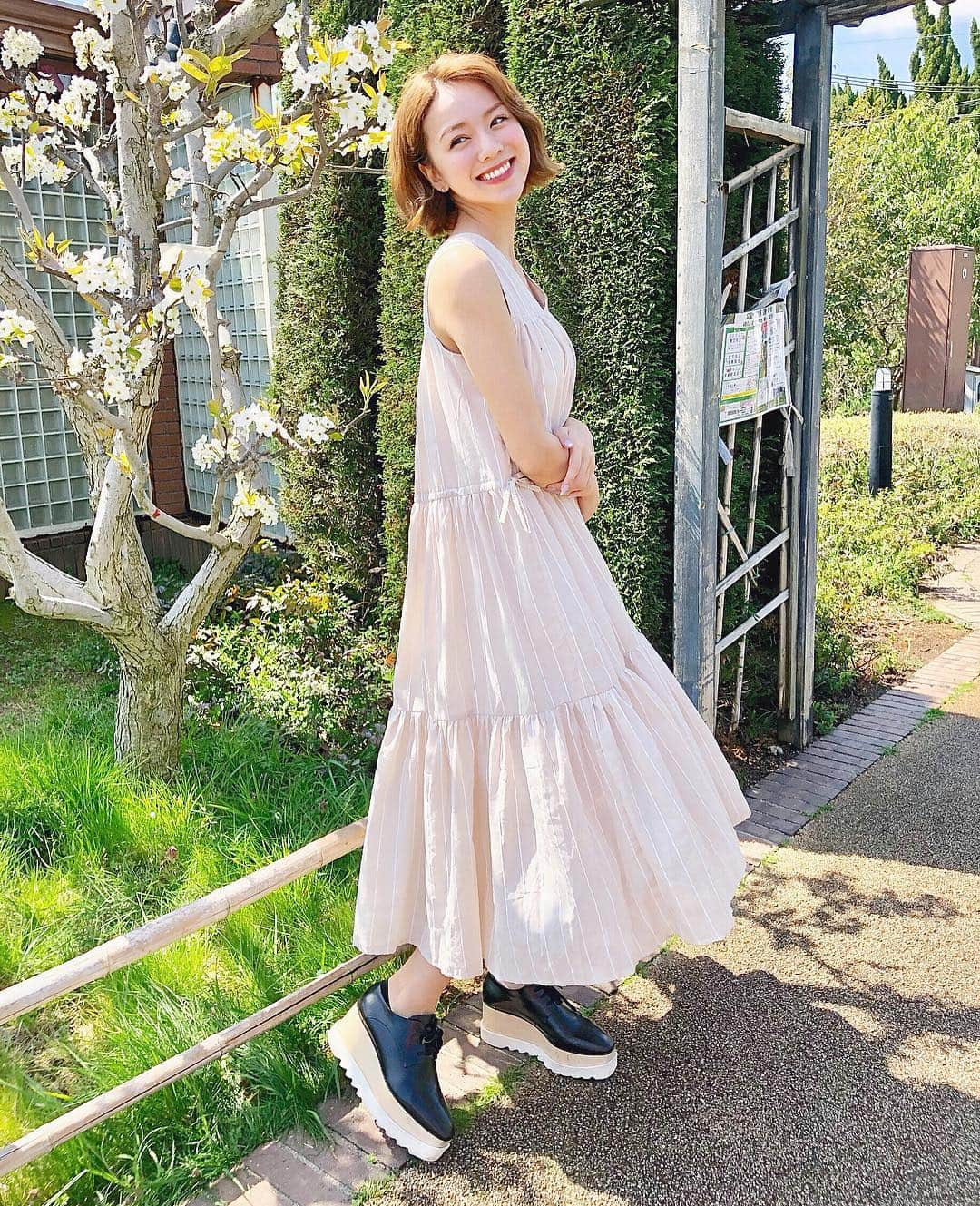 黒田真友香さんのインスタグラム写真 - (黒田真友香Instagram)「今週もお疲れ様でした〜😍💕 4月もあっという間にもう半分だ😹  #titivate #titivatestyle #ティティベイト #ootd #きょコ #ティアードノースリーブリラックスワンピース」4月12日 23時13分 - kurodamayukaxx