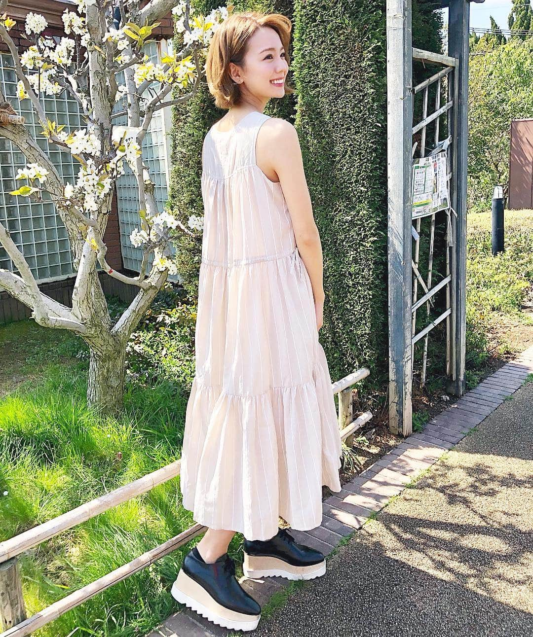 黒田真友香さんのインスタグラム写真 - (黒田真友香Instagram)「今週もお疲れ様でした〜😍💕 4月もあっという間にもう半分だ😹  #titivate #titivatestyle #ティティベイト #ootd #きょコ #ティアードノースリーブリラックスワンピース」4月12日 23時13分 - kurodamayukaxx