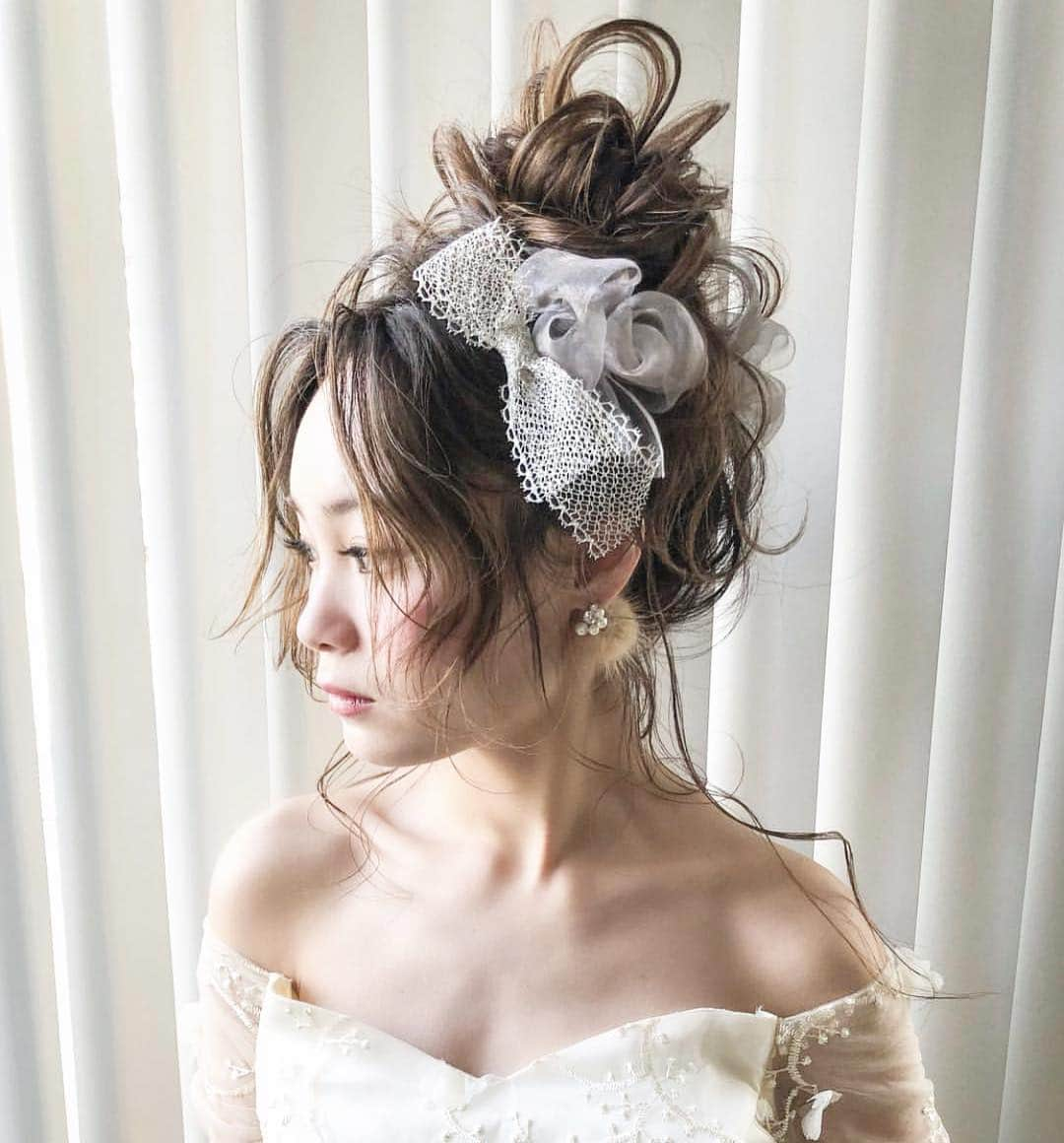 プレ花嫁の結婚式準備アプリ♡ -ウェディングニュースさんのインスタグラム写真 - (プレ花嫁の結婚式準備アプリ♡ -ウェディングニュースInstagram)「真似したい💓おしゃれなヘアスタイル10選🌼 * * * こちらのお写真は #ブライダルヘア メイクアーティスト @kousukekawaguti さんからリグラムさせていただきました🌟ありがとうございました😊✨ * * * kousukekawagutiさんのつくる #ヘアスタイル がどれもおしゃれで素敵なんです😍 * カバーはゆるふわ #編み下ろし 💓 * フェアリーなグレーの #カラードレス に合わせた小花とフェザーがぴったりでとてもおしゃれですよね💓 * 大人っぽい優しい雰囲気がとっても素敵です☺️✨ * 他のヘアもどれも可愛いくておしゃれなのでぜひスワイプ👉🏻してチェックしてみてくださいね💕 * * * ＼📷投稿お待ちしています／ * 花嫁はもちろん、業者さんも大歓迎✨ アナタのお写真をご紹介してもOKという方は、ぜひ #ウェディングニュース にお写真を投稿してください💕 * * ⬇︎関連アカウント⬇︎ * 💒式場検索 【 @weddingnews_concierge 】 👰マイレポ花嫁 【 @weddingnews_brides 】 * * その他、編集部からの連絡専用 @weddingnews_contact や、スタッフ個人の連絡用として @WN_xxxx（xxxは個人名）があります💕 * ………………………………………… ❤️WeddingNewsとは？ * * 花嫁のリアルな”声”から生まれた 花嫁支持率No1✨スマホアプリです📱💕 * * 🌸知りたい… #結婚式準備 に役立つ記事を毎日150件配信中♩ * 🌸見たい… インスタの #ウェディング 系投稿TOP100が毎日チェックできる＊IG画像の複数ワード検索も可♩ * 🌸叶えたい… #結婚式 関連の予約サイトが大集合♩ * 🌸伝えたい… 自分の結婚式レポ『マイレポ』が簡単に作れる♩先輩花嫁のレポが読める♩ * * @weddingnews_editor のURLからDLしてね✨ * * * #プレ花嫁 #結婚  #花嫁  #ウエディング #お呼ばれヘア #ウェディングドレス #ウェディングヘア #ヘアアレンジ #ヘアメイク #ラプンツェルヘア #ダウンスタイル #プレ花嫁さんと繋がりたい #前撮り #ウェディングフォト #2019夏婚 #ナチュラルウェディング #ハワイ挙式 #ヘッドドレス #ドライフラワー #2019秋婚 #2020春婚」4月12日 23時09分 - weddingnews_editor