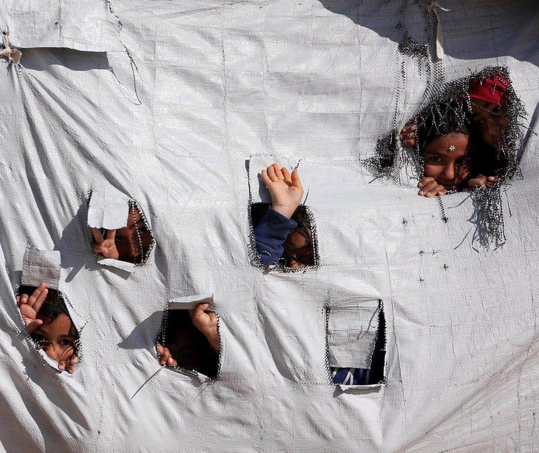 NBC Newsさんのインスタグラム写真 - (NBC NewsInstagram)「Children look through holes in a tent at #Syria’s al-Hol displacement camp. . 📷 Ali Hashisho / @reuters」4月12日 23時22分 - nbcnews