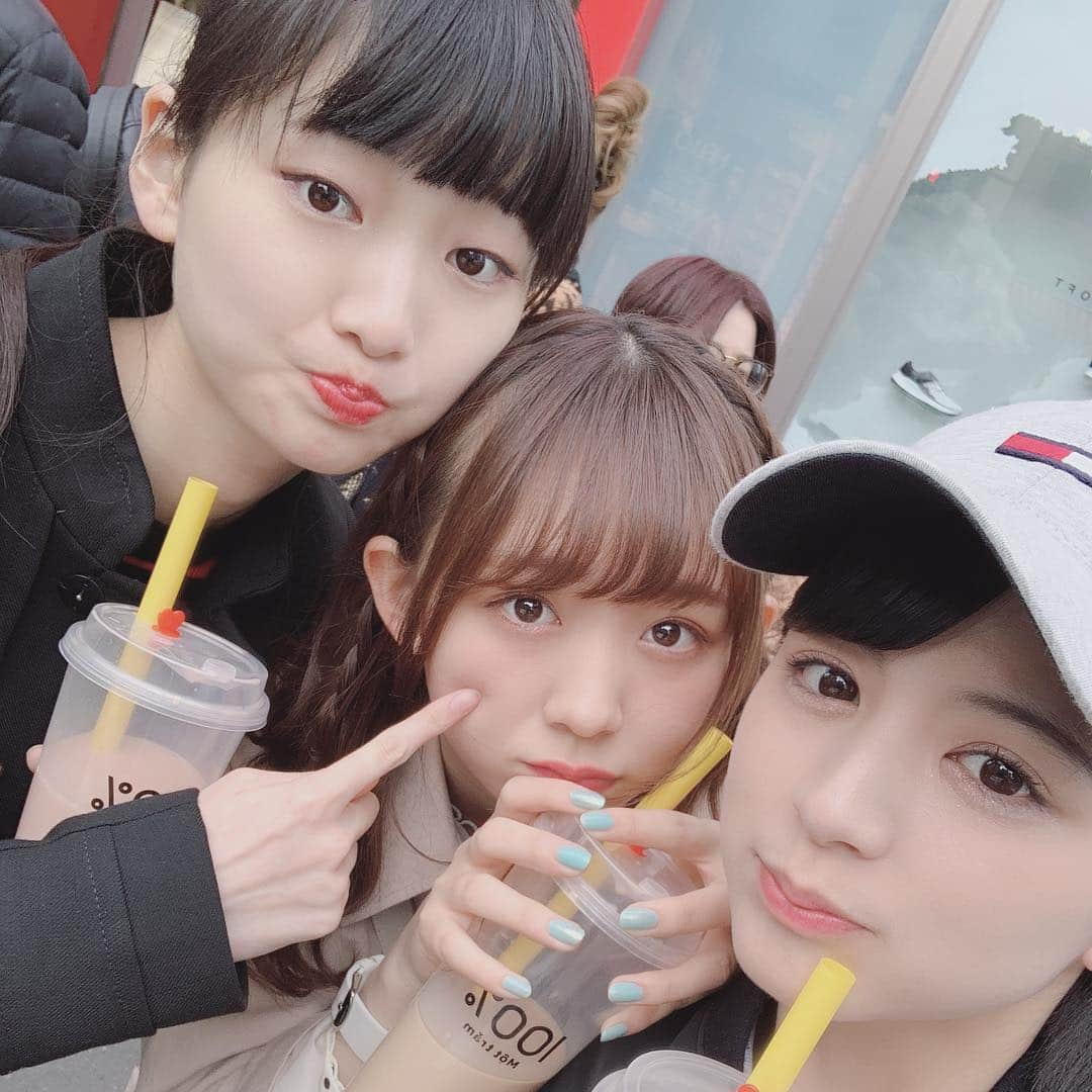 松田美里さんのインスタグラム写真 - (松田美里Instagram)「世界でいちばん応援しとるモデルちゃん 上京と大学入学おめでとう 久しぶりに会えました🎒  この3人で歩くと 東京の街なのに 一瞬大阪だと錯覚してしまうくらいで それはそれは もうそれは楽しくて 両手あいてないのに無理に腕組んじゃうくらいでした⭕ 」4月12日 23時19分 - miri_matsuda