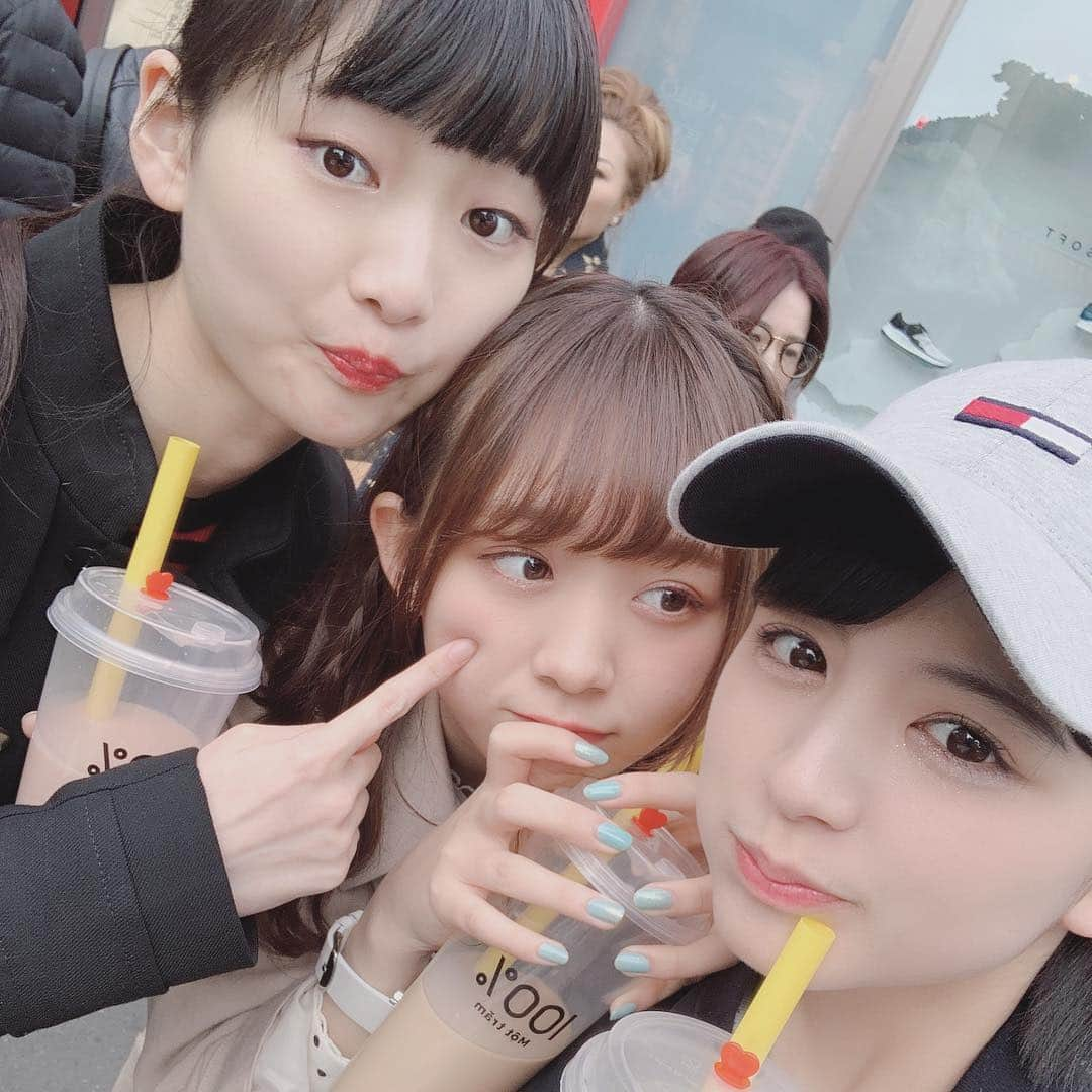 松田美里さんのインスタグラム写真 - (松田美里Instagram)「世界でいちばん応援しとるモデルちゃん 上京と大学入学おめでとう 久しぶりに会えました🎒  この3人で歩くと 東京の街なのに 一瞬大阪だと錯覚してしまうくらいで それはそれは もうそれは楽しくて 両手あいてないのに無理に腕組んじゃうくらいでした⭕ 」4月12日 23時19分 - miri_matsuda