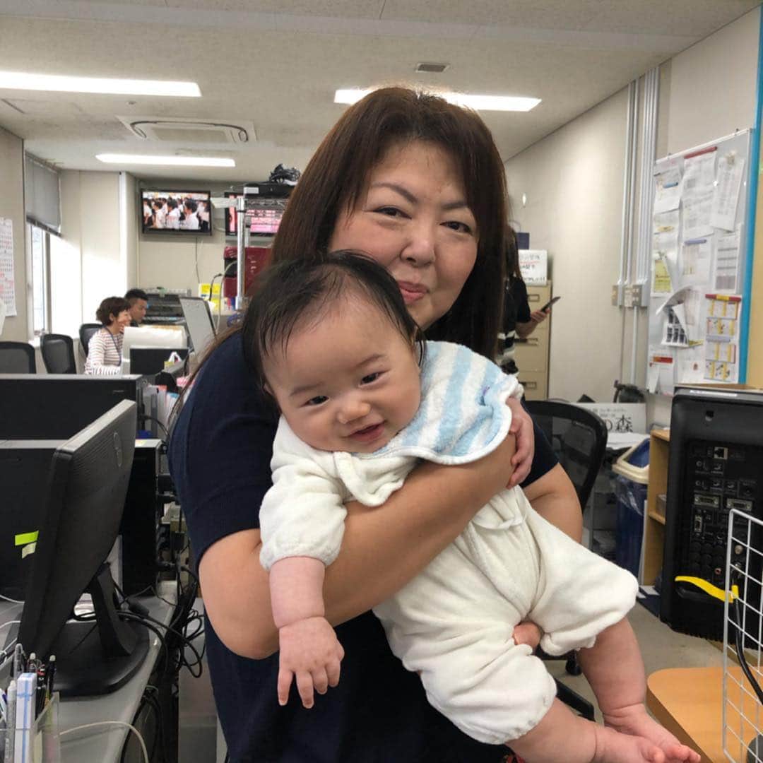 小林真樹子さんのインスタグラム写真 - (小林真樹子Instagram)「春休みの思い出🌴🌤2019 今回の沖縄帰省は頑張ってあちこちお出かけしました。 これまで怖がって近寄ろともしなかった長男が海🏖好きになってくれたのが一番の収穫かな✨ . 急な連絡にも関わらず時間を作って下さった元職場の先輩方や、モアイメンバーに次男を抱っこしてもらったり❤️ 出発前に新しい空港もパトロールできました😆 . それでも会えない人がいっぱい😭  お会い出来なかった方、行きたかった所もたくさんあり残念ですが、今年こそはみんなに会いたいです❤️ . #沖縄 #アラハビーチ #a&w #沖縄そば #そば処根夢 #お世話になった先輩 #琉球放送 #お彼岸 #新しい那覇空港 #オハコルテ #4歳 #3ヶ月baby  #2人育児 #男の子ママ」4月12日 23時19分 - makikokobayashi.n
