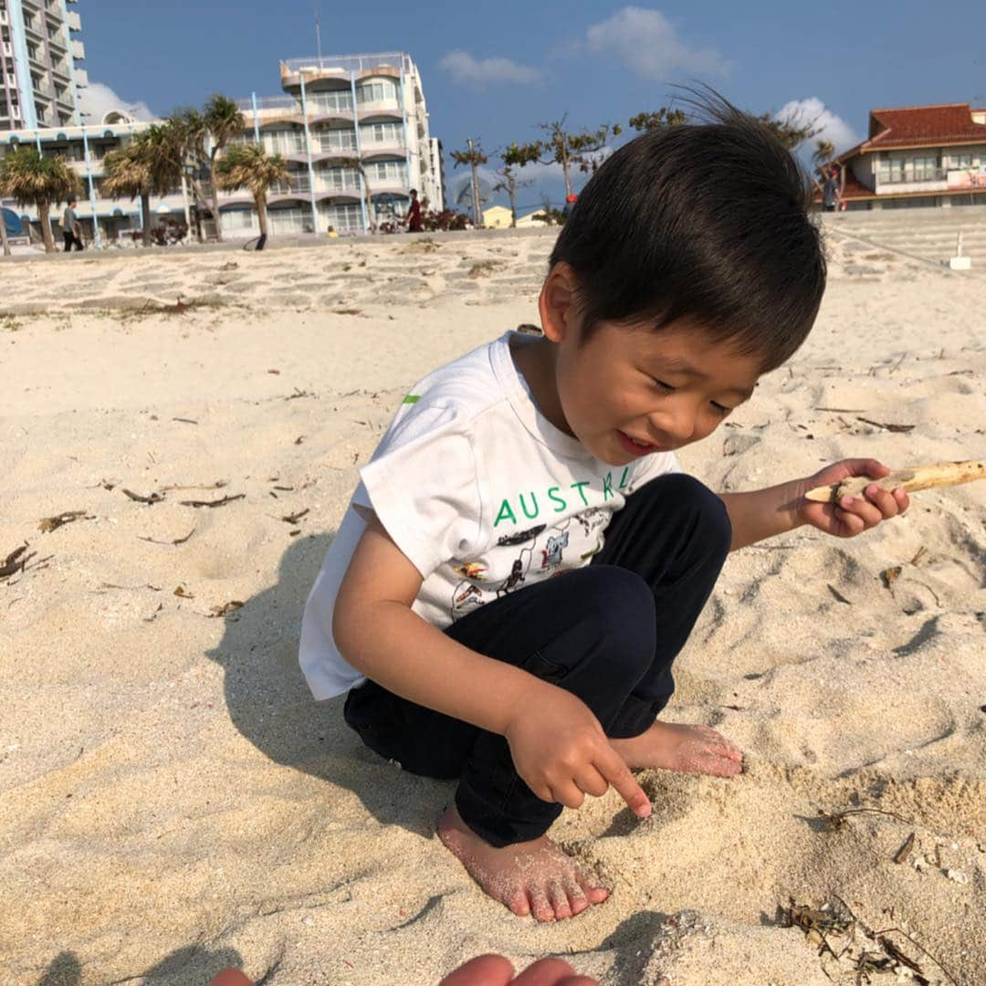 小林真樹子さんのインスタグラム写真 - (小林真樹子Instagram)「春休みの思い出🌴🌤2019 今回の沖縄帰省は頑張ってあちこちお出かけしました。 これまで怖がって近寄ろともしなかった長男が海🏖好きになってくれたのが一番の収穫かな✨ . 急な連絡にも関わらず時間を作って下さった元職場の先輩方や、モアイメンバーに次男を抱っこしてもらったり❤️ 出発前に新しい空港もパトロールできました😆 . それでも会えない人がいっぱい😭  お会い出来なかった方、行きたかった所もたくさんあり残念ですが、今年こそはみんなに会いたいです❤️ . #沖縄 #アラハビーチ #a&w #沖縄そば #そば処根夢 #お世話になった先輩 #琉球放送 #お彼岸 #新しい那覇空港 #オハコルテ #4歳 #3ヶ月baby  #2人育児 #男の子ママ」4月12日 23時19分 - makikokobayashi.n