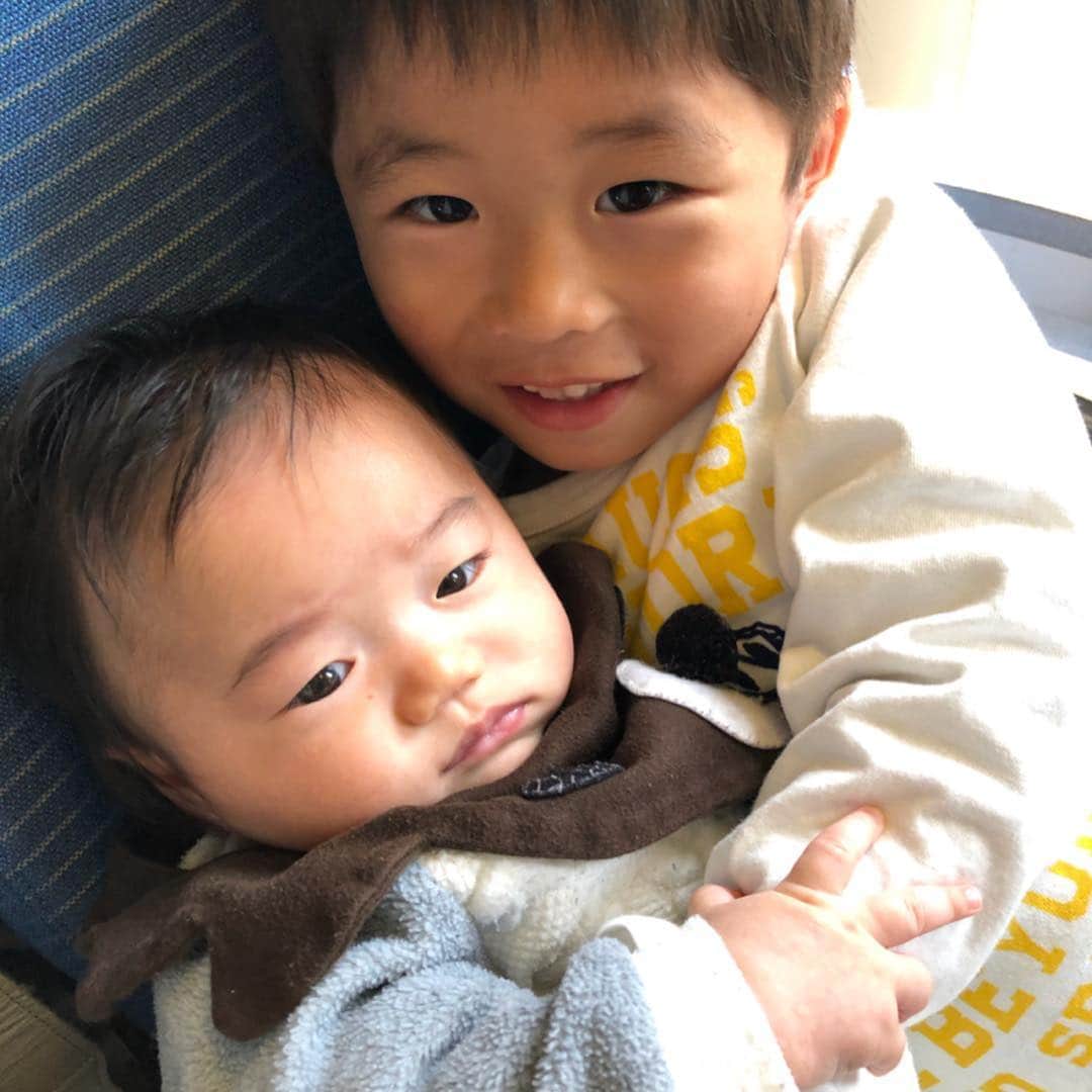 小林真樹子さんのインスタグラム写真 - (小林真樹子Instagram)「春休みの思い出🌴🌤2019 今回の沖縄帰省は頑張ってあちこちお出かけしました。 これまで怖がって近寄ろともしなかった長男が海🏖好きになってくれたのが一番の収穫かな✨ . 急な連絡にも関わらず時間を作って下さった元職場の先輩方や、モアイメンバーに次男を抱っこしてもらったり❤️ 出発前に新しい空港もパトロールできました😆 . それでも会えない人がいっぱい😭  お会い出来なかった方、行きたかった所もたくさんあり残念ですが、今年こそはみんなに会いたいです❤️ . #沖縄 #アラハビーチ #a&w #沖縄そば #そば処根夢 #お世話になった先輩 #琉球放送 #お彼岸 #新しい那覇空港 #オハコルテ #4歳 #3ヶ月baby  #2人育児 #男の子ママ」4月12日 23時19分 - makikokobayashi.n