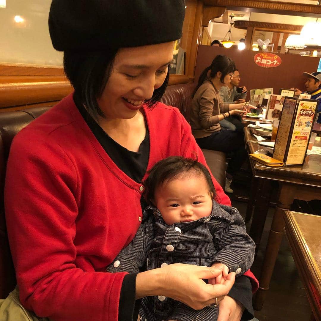 小林真樹子さんのインスタグラム写真 - (小林真樹子Instagram)「春休みの思い出🌴🌤2019 今回の沖縄帰省は頑張ってあちこちお出かけしました。 これまで怖がって近寄ろともしなかった長男が海🏖好きになってくれたのが一番の収穫かな✨ . 急な連絡にも関わらず時間を作って下さった元職場の先輩方や、モアイメンバーに次男を抱っこしてもらったり❤️ 出発前に新しい空港もパトロールできました😆 . それでも会えない人がいっぱい😭  お会い出来なかった方、行きたかった所もたくさんあり残念ですが、今年こそはみんなに会いたいです❤️ . #沖縄 #アラハビーチ #a&w #沖縄そば #そば処根夢 #お世話になった先輩 #琉球放送 #お彼岸 #新しい那覇空港 #オハコルテ #4歳 #3ヶ月baby  #2人育児 #男の子ママ」4月12日 23時19分 - makikokobayashi.n