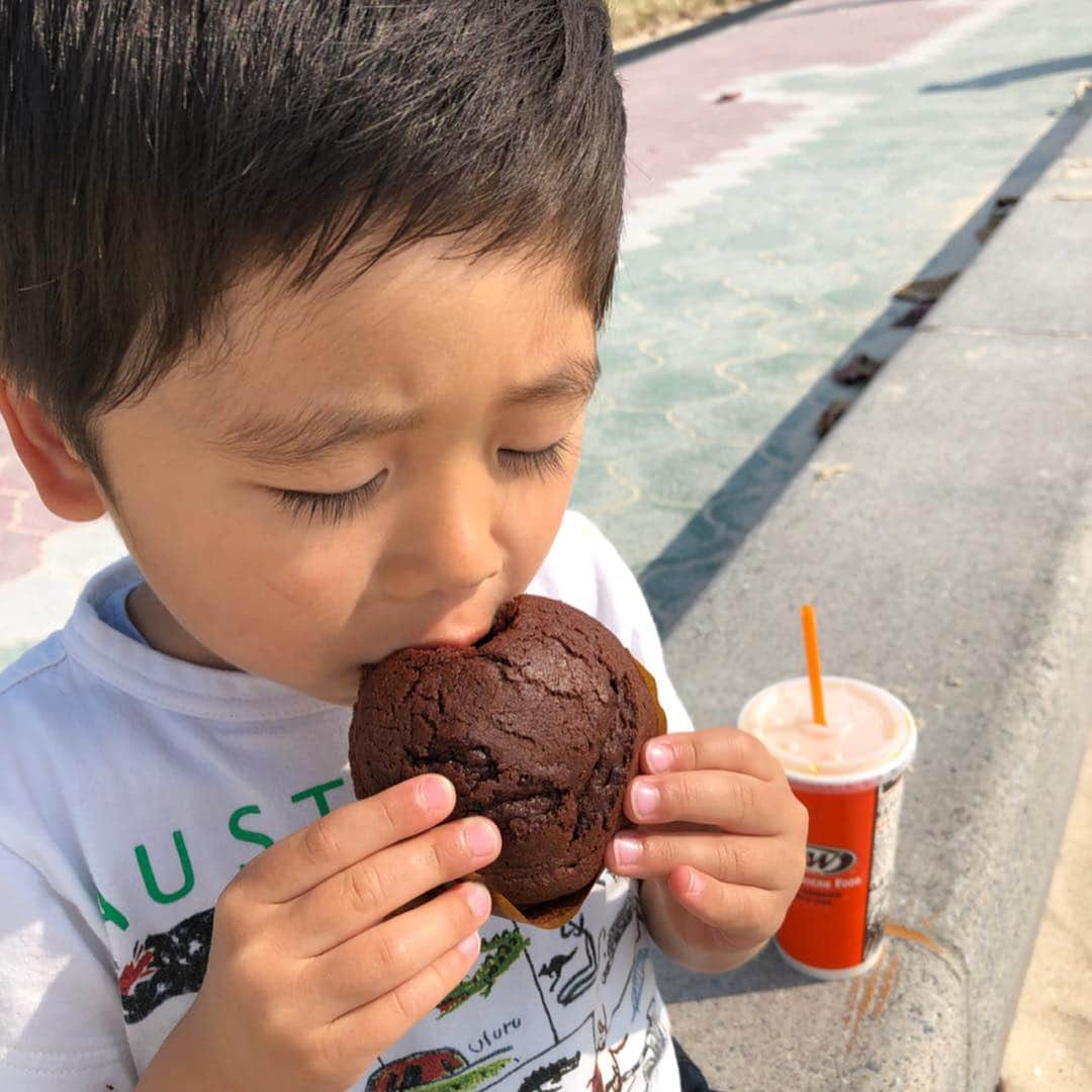 小林真樹子さんのインスタグラム写真 - (小林真樹子Instagram)「春休みの思い出🌴🌤2019 今回の沖縄帰省は頑張ってあちこちお出かけしました。 これまで怖がって近寄ろともしなかった長男が海🏖好きになってくれたのが一番の収穫かな✨ . 急な連絡にも関わらず時間を作って下さった元職場の先輩方や、モアイメンバーに次男を抱っこしてもらったり❤️ 出発前に新しい空港もパトロールできました😆 . それでも会えない人がいっぱい😭  お会い出来なかった方、行きたかった所もたくさんあり残念ですが、今年こそはみんなに会いたいです❤️ . #沖縄 #アラハビーチ #a&w #沖縄そば #そば処根夢 #お世話になった先輩 #琉球放送 #お彼岸 #新しい那覇空港 #オハコルテ #4歳 #3ヶ月baby  #2人育児 #男の子ママ」4月12日 23時19分 - makikokobayashi.n