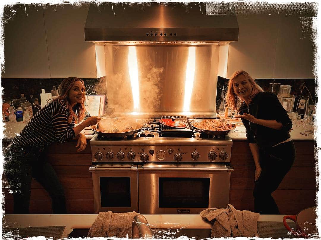 ロブ・モローのインスタグラム：「Paella cook-off @officialmariabello @debbonayer I was partial to Deb's veg version, but Maria's (her mom's receipe) gave her a run for the money.」