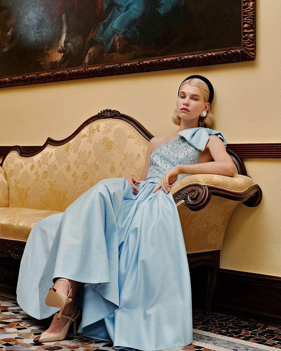 MATCHESFASHION.COMさんのインスタグラム写真 - (MATCHESFASHION.COMInstagram)「This season pretty reclaims its power, making dressing to accentuate femininity the new rebellion. Shop the romantic trend at the link in bio 💙 @alessandrarich」4月12日 23時24分 - matches