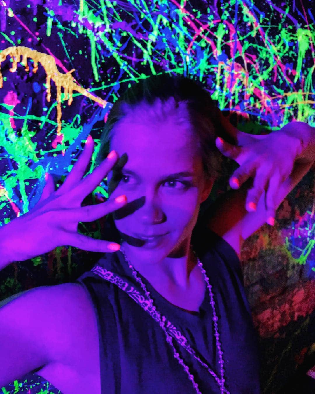 ジェレミー・アボットのインスタグラム：「Happy birthday to this late 90’s / early 2000’s hip-hop loving, champagne drinking, vacation going, dad-joke laughing, always questioning, never stopping, forever dancing, sometimes funny, slightly clumsy, superhumanly loving, natural blonde, neon QUEEN!」