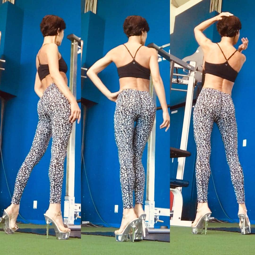 高頭なおのインスタグラム：「50歳の後ろ姿💪 ポージングとウォーキングの 再確認👯‍♀️ 明後日に向けて、全身ガチガチ😭 #プロテインスムージー #スムージー#プロテイン #ボディメイク#美ボディ #ダイエット#タンパク質 #筋トレ女子#クビレ #ヒップアップ#50代 #アラフィフ#BBJ #美脚#美尻#光研 #後ろ姿#ポージング #ウォーキング#再確認」