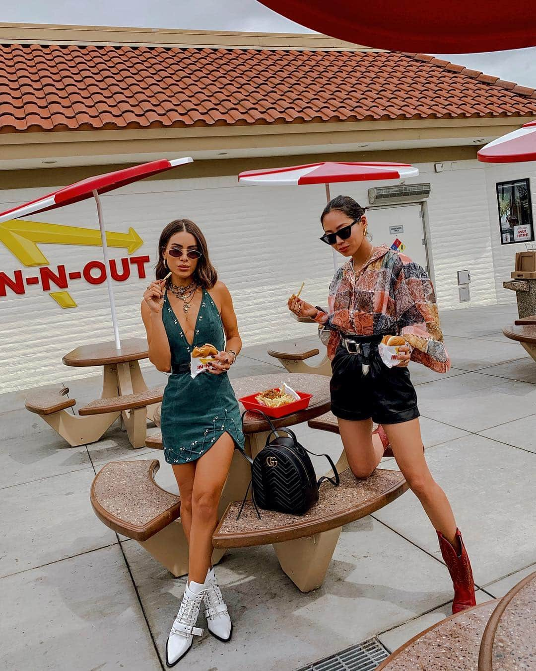 Camila Coelhoさんのインスタグラム写真 - (Camila CoelhoInstagram)「Classic #innout stop on our way to the desert🍟 with my LA princess @songofstyle ————- Paradinha clássica a caminho do deserto - com minha linda @songofstyle ! #coachella #revolvefestival」4月12日 23時31分 - camilacoelho