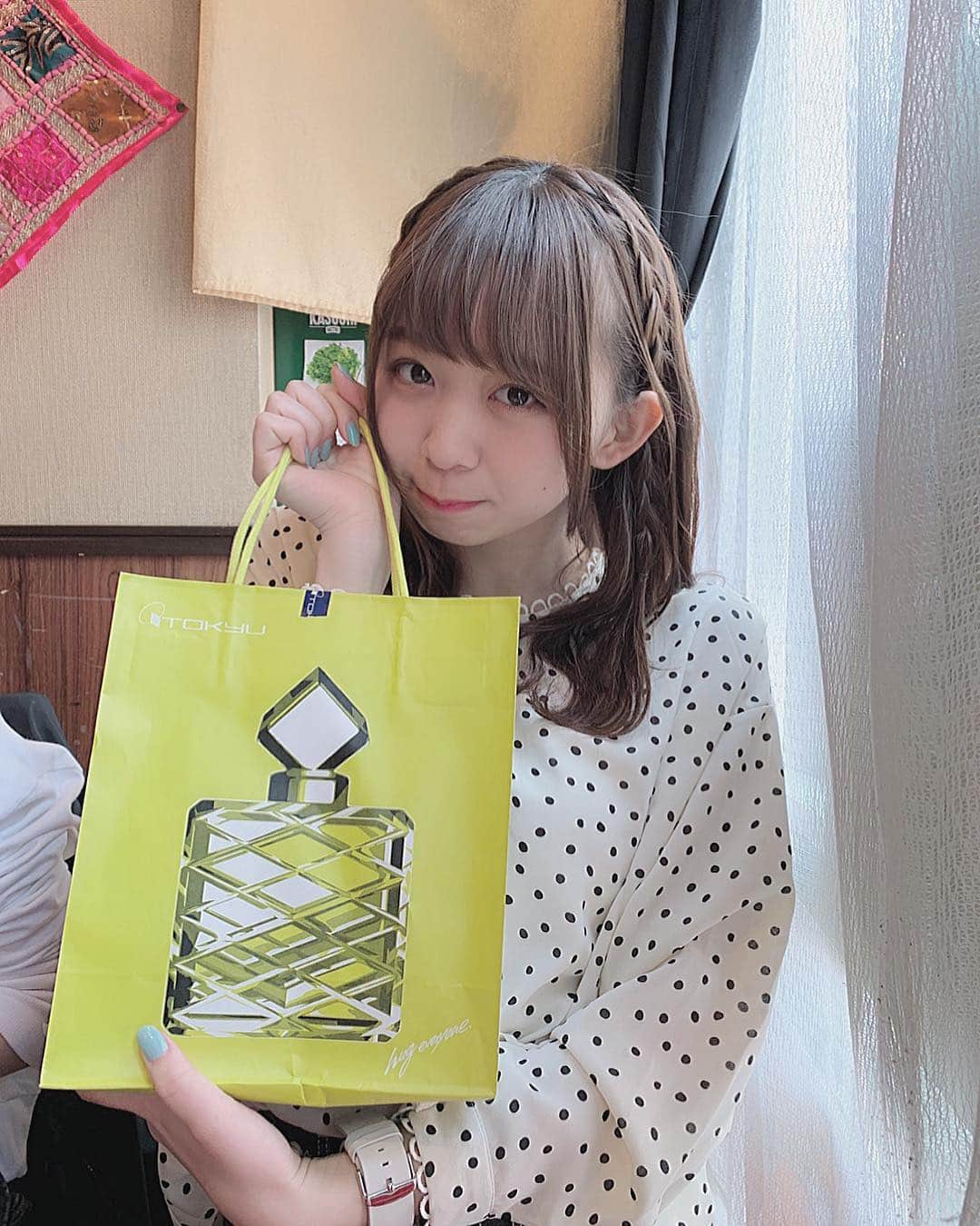 松田美里さんのインスタグラム写真 - (松田美里Instagram)「みて、4周年おめでとうのプレゼントだって、、、 あの頃は中学生だった子がこんな大人な事しちゃって🥺👙 あ、若者らしくプリクラ撮ったよ #アオハル 難しかった（笑）」4月12日 23時34分 - miri_matsuda