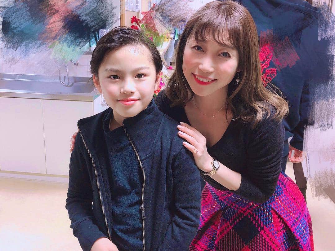青山郁代さんのインスタグラム写真 - (青山郁代Instagram)「上田一豪さん演出ミュージカル『笑う男』を観劇！ ・ サイゴンや、レミや、メリポピや、ナイツテイルなみんなが個性と魅力を爆発させて大活躍✨ ・ ・ 想像を超えてど迫力で、想像を超えた人間ドラマでした。 ・ ・ 幕開きの船のシーン、すごいスペクタクルでディズニーかと思いました✨✨ ・ ・ 楽曲の素晴らしさ！ 「メリー・ポピンズ」でマイケル役を演じた優樹が赤ちゃんを抱いて歌い出した瞬間、もう既に涙が…😢✨✨ 愛しすぎる！ ・ ・ それに、１幕の女の子のナンバー可愛かったなぁ💕女の子の素敵なところが全面に出てるシーンで、今も曲が頭から離れない！ ・ ・ #笑う男 #笑う男_toho #ミュージカル #日生劇場 #musical #上田一豪 さん演出 #浦井健治 さん主演 #韓国ミュージカル #涙は川に流して #清水彩花 ちゃんめっちゃくちゃ可愛かった」4月12日 23時35分 - ikuyo_aoyama