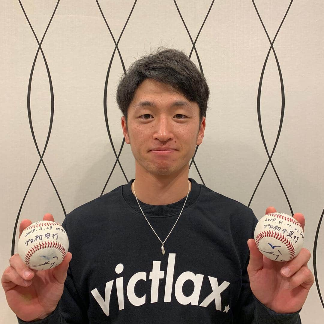 近本光司さんのインスタグラム写真 - (近本光司Instagram)「プロ初ヒット、初ホームランボール⚾️ #初ヒット #初ホームラン #victlax #factoryeden」4月12日 23時35分 - koji_speed5