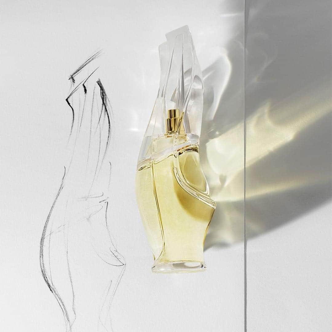 ShopBAZAARさんのインスタグラム写真 - (ShopBAZAARInstagram)「Launched in 1994, @donnakaran Cashmere Mist became an instant classic by using a blend of sexy, stealth notes—sandalwood, amber, musk, and suede—that evokes the feeling of fine cashmere grazing across your skin. Tap the link in bio to shop the fragrance.」4月12日 23時38分 - shopbazaar