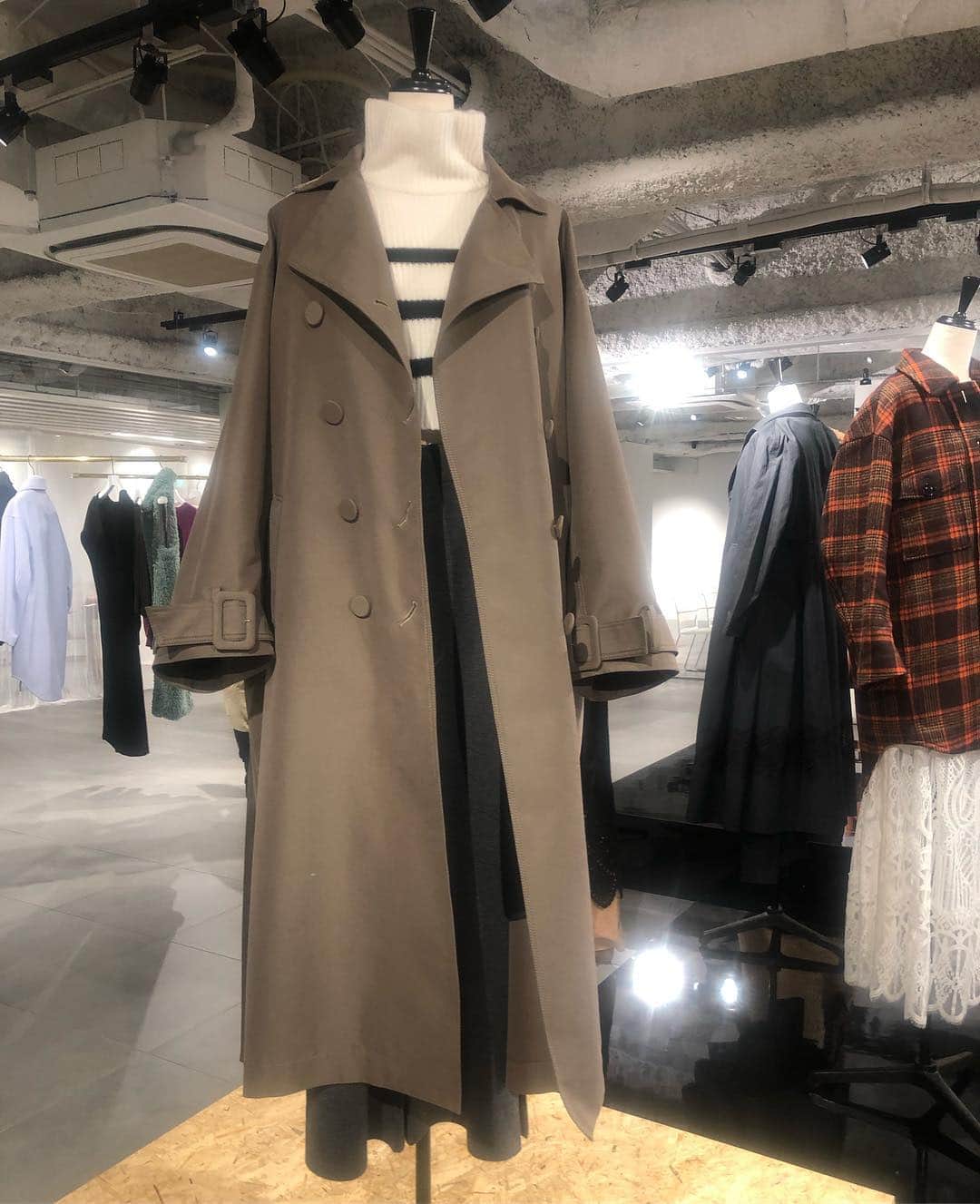 のインスタグラム：「今週は、寒かったり暖かかったり…早く春服を心地よく着たいですよね。 そんな中、スタートした展示会はもう秋冬のアイテムのもの！ styling/ ではくるみボタンや袖丈が絶妙なこのコートが展示会一番人気だったとか😊 また随時お伝えしていきますね！ …の前に、春服の情報はぜひOggi5月号とOggi.jpをチェックしてください💓  #Oggi  #雑誌Oggi  #展示会  #keishirahata」