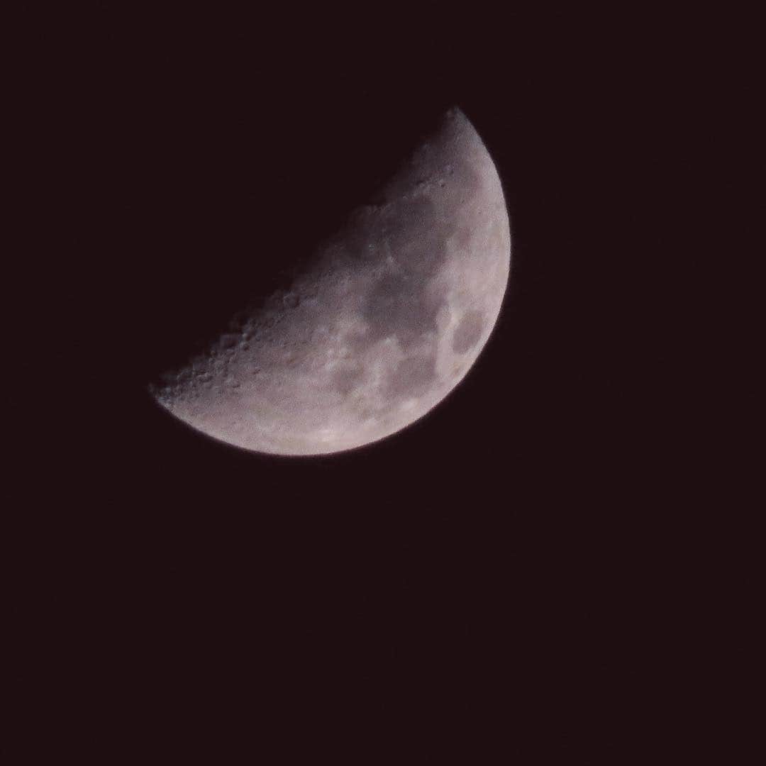 Kachimo Yoshimatsuさんのインスタグラム写真 - (Kachimo YoshimatsuInstagram)「今の月。The moon tonight. 赤羽駅ホームから #canon #moon #akabane」4月12日 23時42分 - kachimo