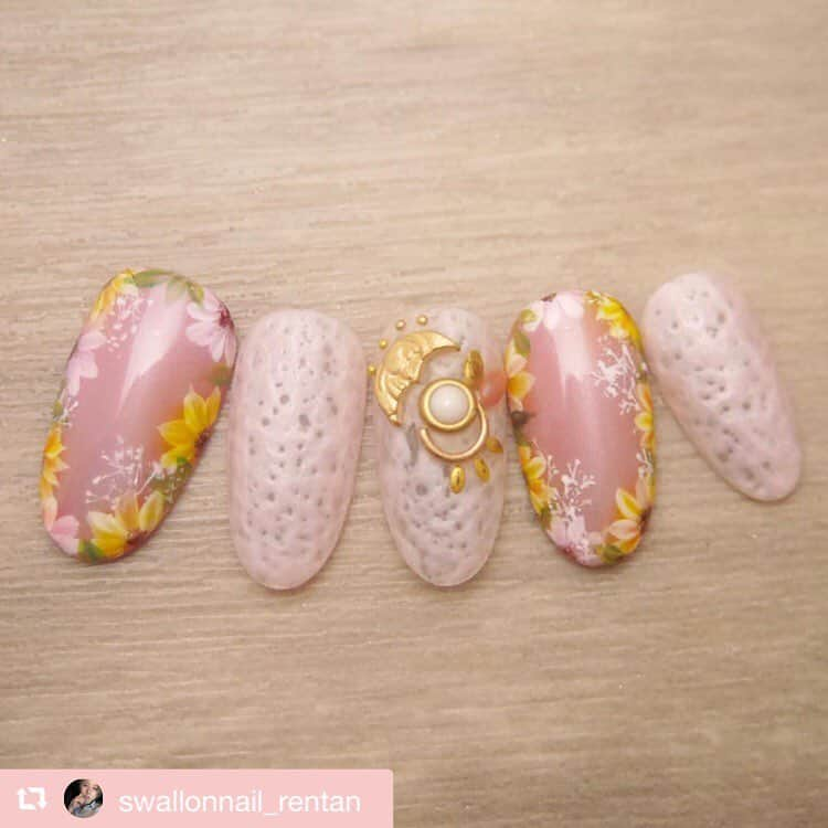 PREGELさんのインスタグラム写真 - (PREGELInstagram)「. rentan先生作品💓さざなみとflowerネイル✨ かわいい！ . #repost @swallonnail_rentan via @PhotoAroundApp  猫の目のような一本線の光を放つキャッツアイジェル。 揺れるように波打つ、さざなみジェル。 . どいつもこいつも個性的なヤツばかりだぜ。 . @kimagure_cat_whim  #ネイル戸田 #れんたん #swallonnail #スワロンネイル #nails #nailart #naildesign #nailsalon #gelnail #geldesign #ネイル #ネイルアート #ジェルネイル #ジェルデザイン #네일 #네일스타그람 #네일아트 #젤네일 #손스타그람 #美甲 #美甲店 #光疗甲」4月12日 23時43分 - pregelofficial