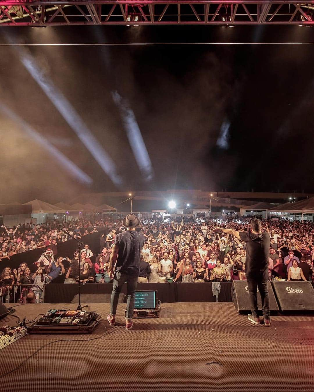 Jorge & Mateusさんのインスタグラム写真 - (Jorge & MateusInstagram)「Ontem foi dia de agitar Rondonópolis/MT! Que noite bonita. Energia lá em cima! Obrigado pelo carinho, obrigado pela recepção!!!」4月12日 23時44分 - jorgeemateus