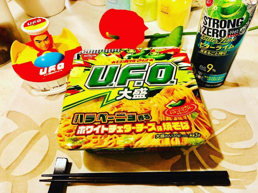 マイケル富岡さんのインスタグラム写真 - (マイケル富岡Instagram)「金曜 深夜のお夜食♡ これ やっぱ うっまー！！！ハラペーニョ&ホワイトチェダーチーズ そしてストロングゼロ ビターライム♪さあマスターズ 観なきゃ…#マッハUFO #UFO仮面ヤキソバン #本日のごちそう #いただきます #ヤキソバン #ufo #日清焼きそば #アンバサダー #レコメンド #美味しい #大盛り #ハラペーニョ #ホワイトチェダーチーズ #マイケル富岡 #麺ヒーロー #揚げ玉ボンバー #ソースビーム #青のりフラッシュ #yakisoba #hero #ambassador #recommend #newflavor #delicious #actor #actorslife #shooting #ストロングゼロ」4月12日 23時46分 - michaeltomioka