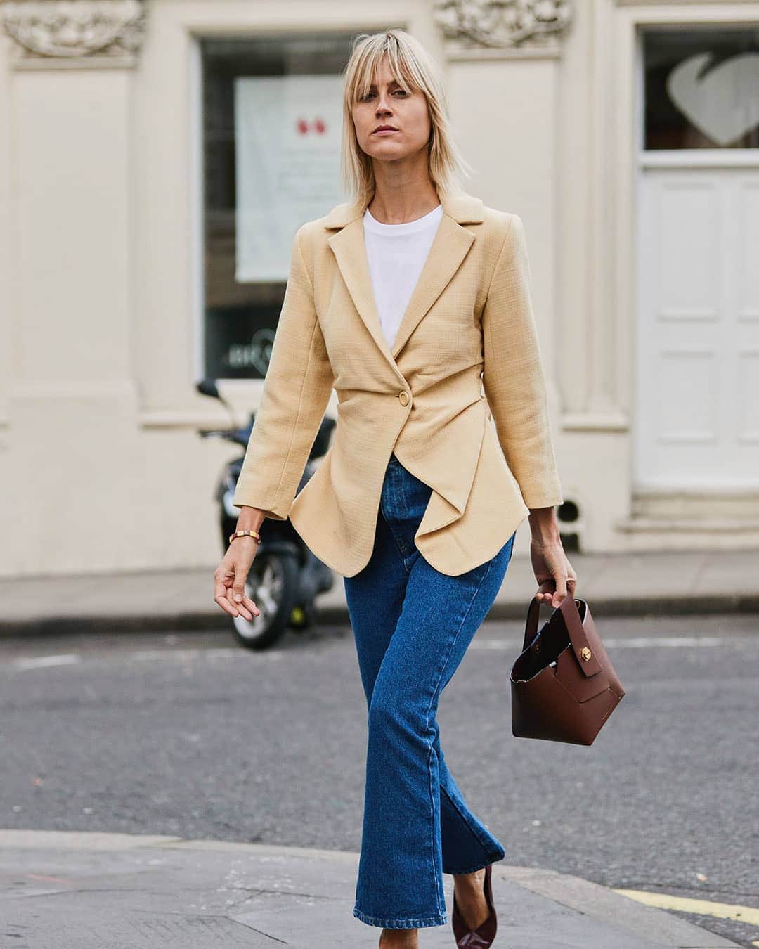 ELLE DKさんのインスタグラム写真 - (ELLE DKInstagram)「Walking into weekend like... @lindatol_ 👠 Psst... Bliv guidet til den cool influencers stilsikre look i månedens ELLE ⭐ Foto: Imaxtree #ELLEapril #Streetstyle #LindaTol」4月12日 23時47分 - elledanmark