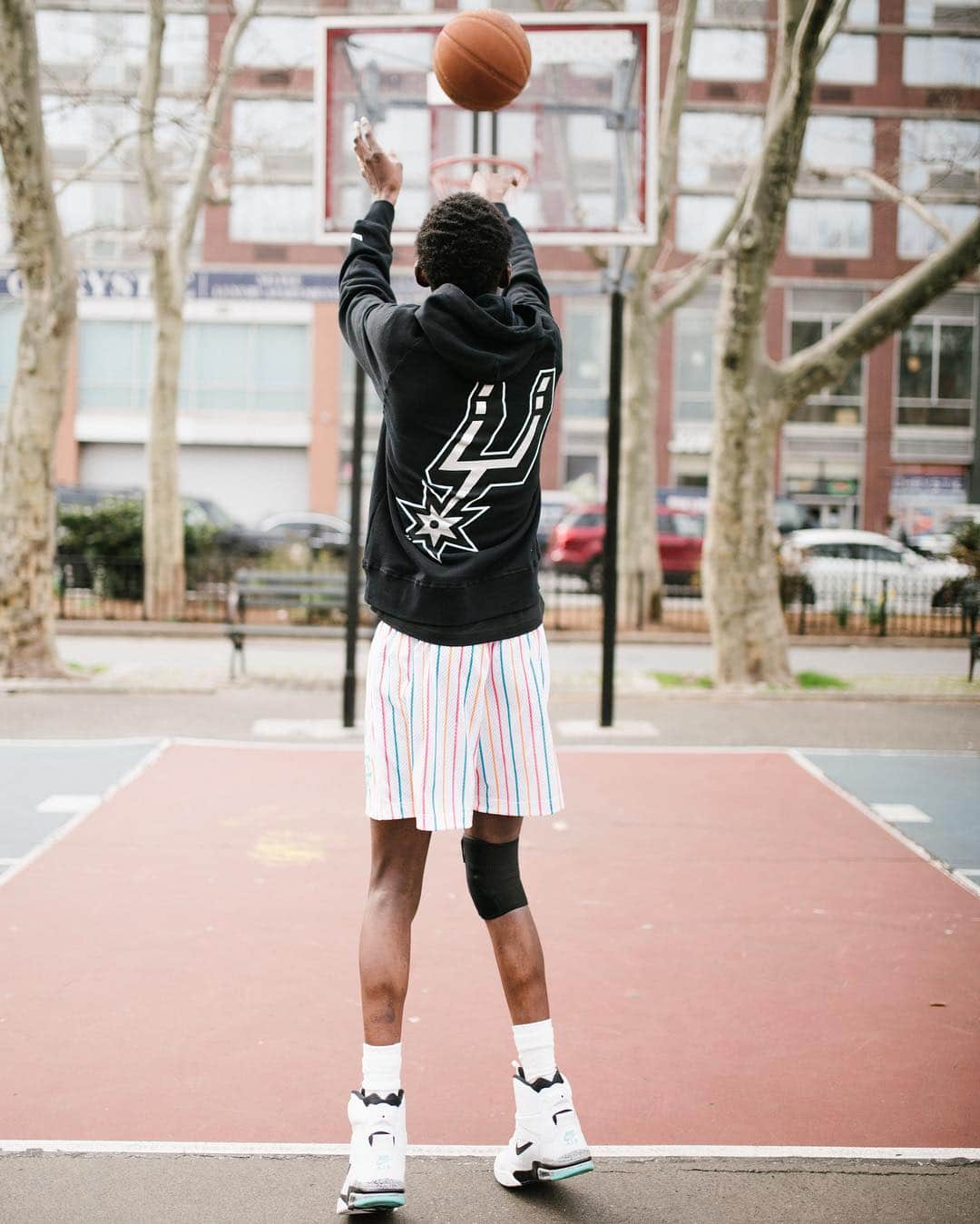 HYPEBEASTさんのインスタグラム写真 - (HYPEBEASTInstagram)「@hypebeaststyle: @ericemanuel and the @spurs have joined forces for a limited-edition @nba Playoffs collection just in time for tomorrow’s tip-off. The three-piece apparel collection will be releasing in-store through the Spurs Fan Shop at La Cantera on April 12, and online via SpursFanShop.com on April 13 at 10:15pm EST. Photos: @dylnwrmck」4月12日 23時51分 - hypebeast