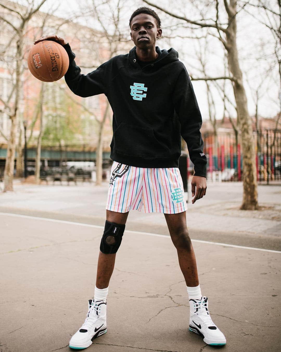 HYPEBEASTさんのインスタグラム写真 - (HYPEBEASTInstagram)「@hypebeaststyle: @ericemanuel and the @spurs have joined forces for a limited-edition @nba Playoffs collection just in time for tomorrow’s tip-off. The three-piece apparel collection will be releasing in-store through the Spurs Fan Shop at La Cantera on April 12, and online via SpursFanShop.com on April 13 at 10:15pm EST. Photos: @dylnwrmck」4月12日 23時51分 - hypebeast
