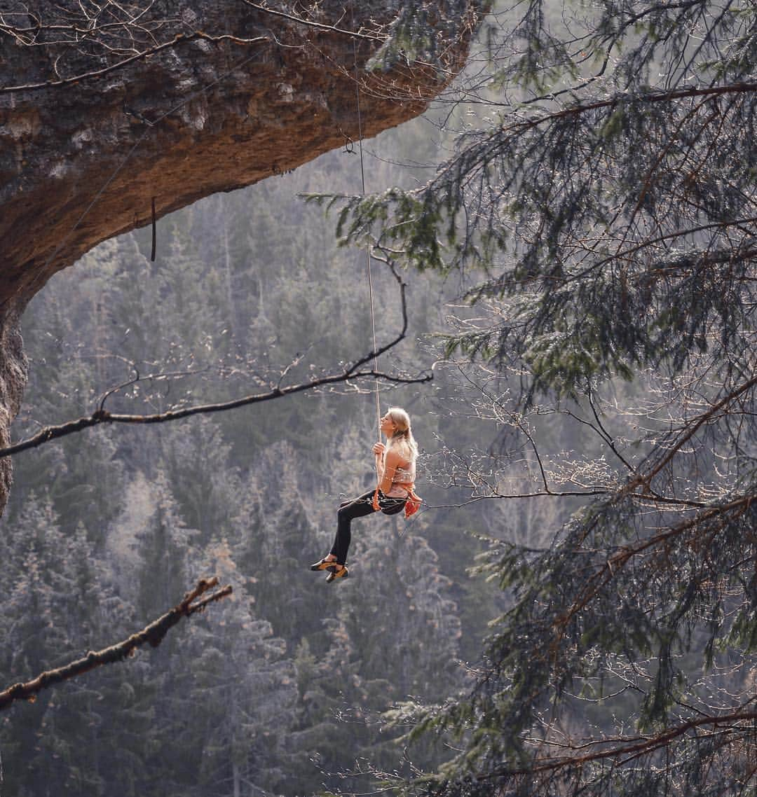 マチルダ・セーデルルンドさんのインスタグラム写真 - (マチルダ・セーデルルンドInstagram)「Climbing during the golden hour 🧡 at the Dromedar sector 🐪 in Frankenjura 🌲 with good company @sammydahlman @hanneshuch and Dennis! Here I’m doing a fun 8a, which Samy also managed flash. His first of the grade, not bad for a boulderer 👏🏼 #storiesfromfrankenjura」4月12日 23時52分 - matilda_soderlund