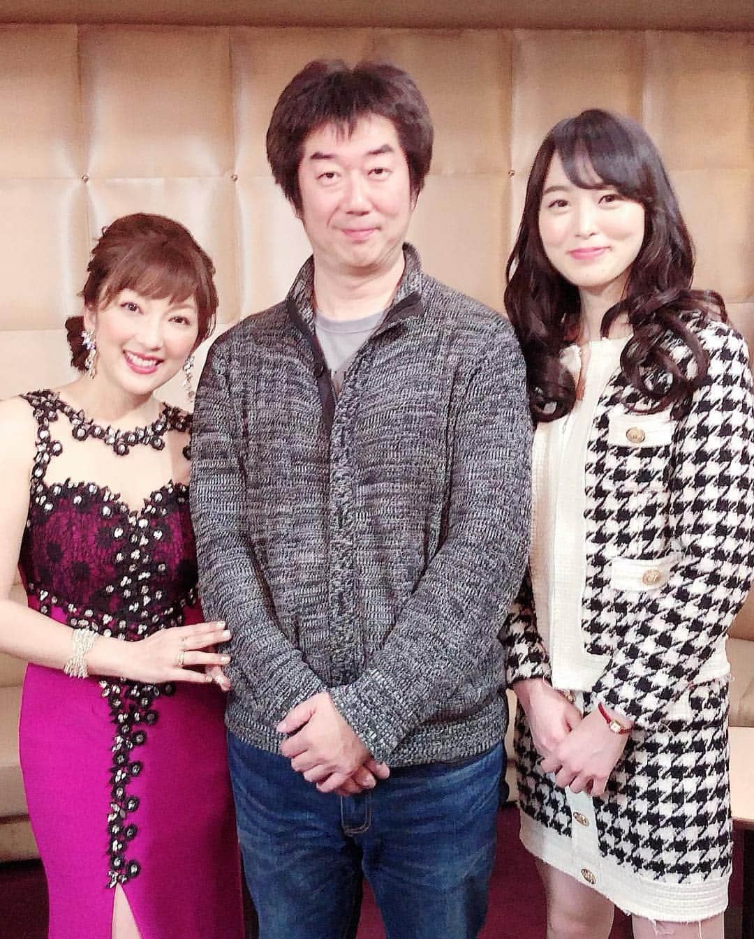 山田まりやさんのインスタグラム写真 - (山田まりやInstagram)「明日‼️土曜日 BSテレ東 真夜中ドラマ 『歌舞伎町弁護人　凛花』スタート❣️ ・ 2枚目 ㊗️朝倉あきちゃん♥️ 民放連ドラ初主演作品🎉✨✨✨ ・ BSテレ東 4月13日（土）スタート 毎週（土）深0・00～0・30 ・ テレビ大阪 4月13日（土）スタート 毎週（土）深0・56～1・26 ・ 出演 #朝倉あき #武田航平 #山地まり #岡田浩暉 #渡辺裕之  他 ・ 3枚目 私は1話と2話に出演😆❣️ キャバクラのオーナーママ役です🤣w 7、8、9、10枚目 衣装や髪型、ネイルも派手派手で 楽しかったぁ😆🙌✨ ・ 4枚目 植田監督と💕朝倉あきちゃんと💕 あきちゃんの美脚にうっとり😍✨ ・ 5枚目 激アツなw澤田プロデューサーと💕 ・ 6枚目 #仮面ライダーグリス の武田くんと ツーショット写真を撮っていただき😆 #ムネくん に見せたら大喜びでした😍🙌✨✨✨ ・ 武田くんの#メガネ男子 姿に萌え🤓💕 初顔合わせの読み合わせの時の あきちゃんの渾身の◯◯◯声に 顔を赤らめる武田くんに萌え〜🤣💕な 楽しい撮影現場でした🤣🙌♥️✨ ・ 詳しくは番組HPをご覧下さいませ😃 ・ そして明日土曜日の夜0時〜 ぜひOAご覧くださいね😆🙏♥️♥️♥️」4月12日 23時54分 - mariya.yamada