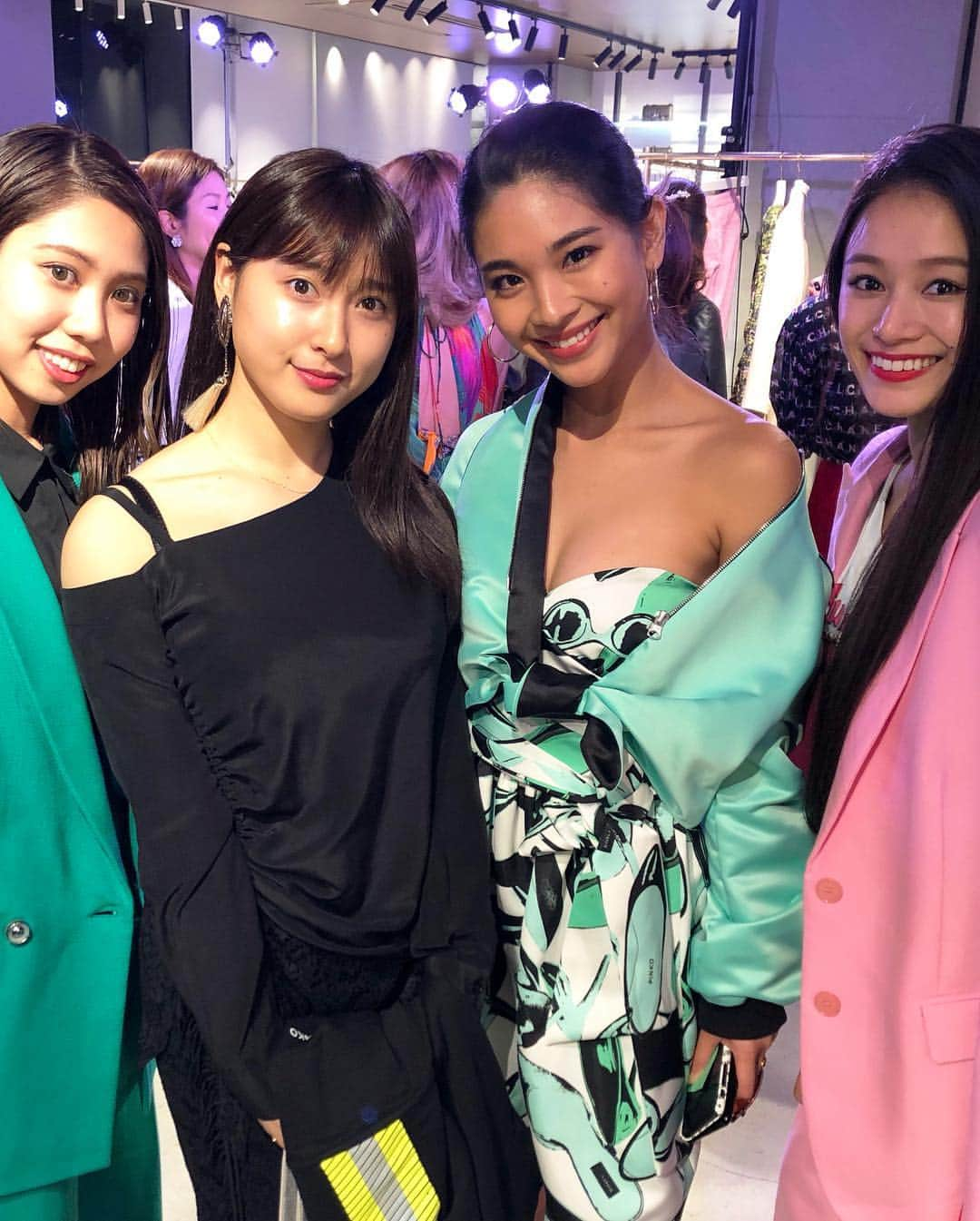 青木英李さんのインスタグラム写真 - (青木英李Instagram)「昨夜の#fashionshow  全身ピンクは初めてかも♫可愛い#薬丸玲美 ちゃんと全身 @pinkoofficial で80sのリンクコーデ #pinko #おやすみなさい」4月13日 0時05分 - eriaoki_official