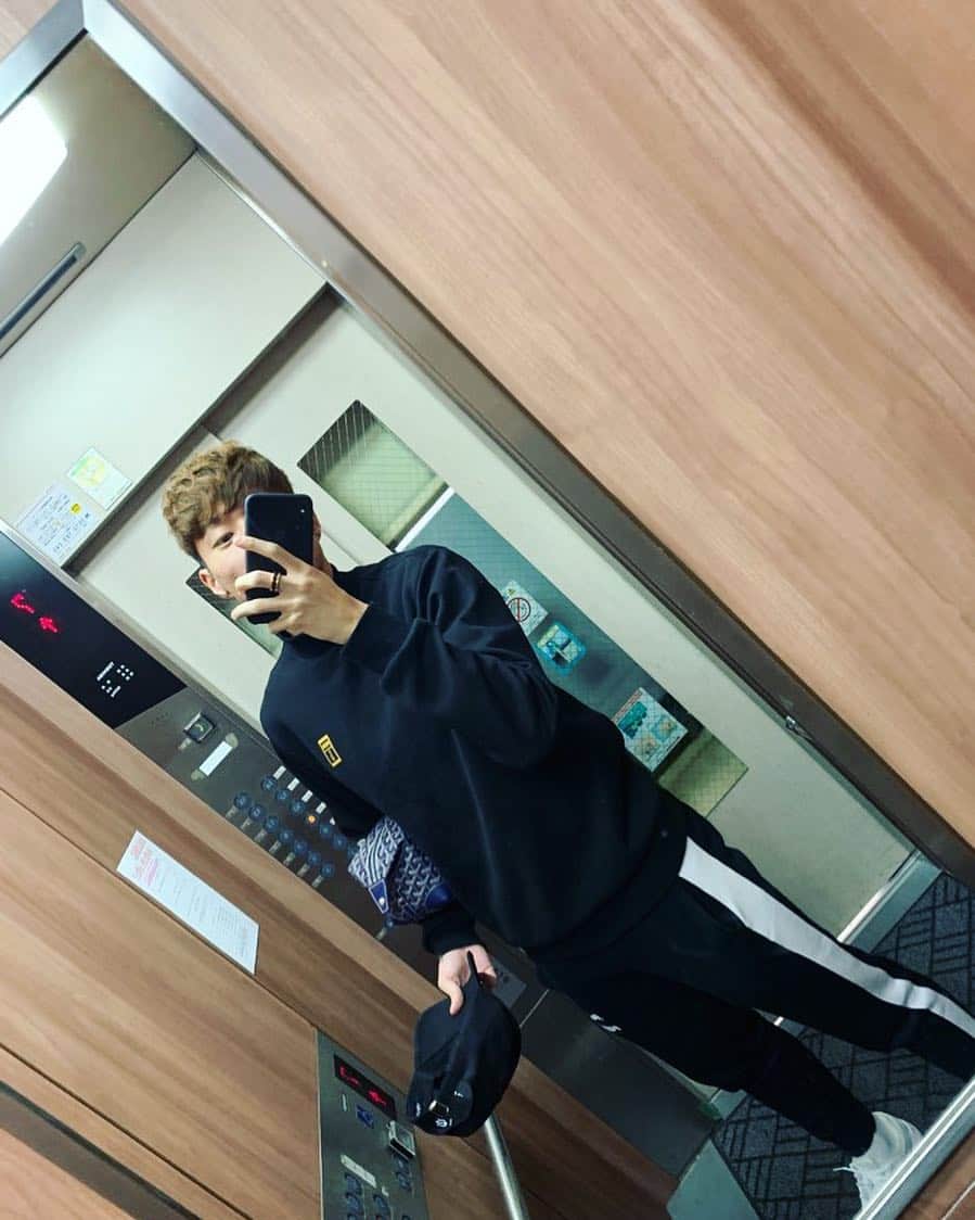 ファン・ウィジョのインスタグラム：「✌️」