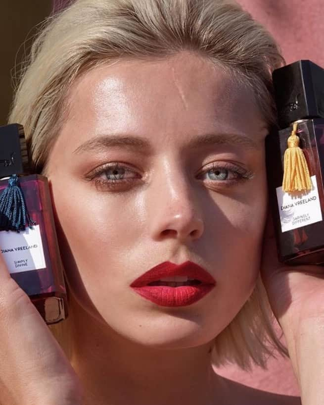 キャロライン・ヴリーランドさんのインスタグラム写真 - (キャロライン・ヴリーランドInstagram)「Buy them both 🛍 for @dianavreelandparfums by @isabellalombardini」4月12日 23時58分 - carolinevreeland