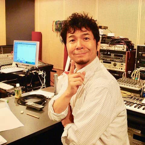 中村正人さんのインスタグラム写真 - (中村正人Instagram)「【マサブログ更新】 . 新曲のトラック。 . つまり「歌」以外の全部、  レコーディング終了！  吉田さんから  お褒めの言葉も頂き  俺大満足。  そんな  レコーディング大好きな俺の  ちょうど10年前、  2009年4月の写真を  見つけちゃってからのUP。  当時、俺、50っちゃい。  だって、  やってることは  何にも変わってないからね。  今じゃ頭やヒゲの所々  ホワイトが増したけど、  新曲を作れる環境に  感謝する気持ちも増すばかり。  これ、  キセキじゃね？！ . #ドリカムデビュー30周年 #新曲レコーディング」4月13日 0時01分 - dct_masatonakamura_official