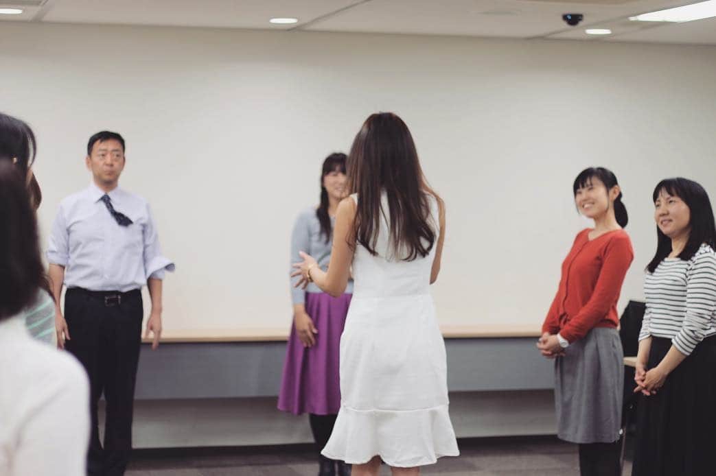 浅井香葉子さんのインスタグラム写真 - (浅井香葉子Instagram)「. 歩き方を変えると人生が変わる👠﻿ ﻿ 「だからライフシフトウォーキングなんですね！」﻿ ﻿ 20年振りの友人との奇跡の再会から﻿開催させて頂くことになりました講演会﻿ ﻿ 会ではさらなる奇跡の連続でした✨﻿ ﻿ ﻿ 毎日の歩き方を変えることで﻿ どのように人生を豊かにしていけるか﻿ ﻿ 目の前にある小さな習慣を﻿ 積み重ねていくことで得られる自信﻿ ﻿ 例え煌びやかな環境にいなくとも﻿ 豪華な衣装を纏っていなくとも﻿ 美しさは自ら作り出せることができること✨﻿ ﻿ ﻿ 私はこれからも﻿ ウォーキングを通して﻿ 人生の歩み方や前へ向いて歩いていくことを﻿ 伝える存在となっていきたいです👠﻿ ﻿ 奇跡を導いてくれた﻿香織ちゃん💓 高輪クリニック関係者の皆様﻿ ﻿ そして大切な時間を割き﻿ ご参加くださった皆様﻿ 有難うございました😊 . #ウォーキング講師 #ウォーキング講師浅井香葉子 #ライフシフトウォーキング #人生を変える歩き方 #講演会 #スピーチ #浅井香葉子 #セミナー #セミナー講師 #人生一度きり #癌サバイバー #生きてるだけで丸儲け #講演家」4月13日 0時03分 - asaikayoko