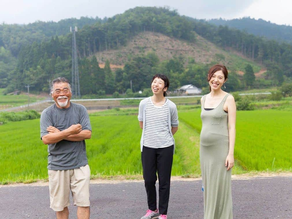 菅野広恵さんのインスタグラム写真 - (菅野広恵Instagram)「＊＊＊ 我が家でリピートし続けている化学肥料を一切使わず、有機肥料と自家製の堆肥でお米づくりをしている「米蔵 砂川屋」のお米‼︎ @sigeosunagawa （人間性も素敵すぎるご夫婦で作られてます💓） ・ 取材に行かせてもらってから詳しく取材すればするほど、砂川さんのお米のファンになってしまいました😍 ・ 砂川さんの田んぼは、鳥取県鹿野町にある山に囲まれた自然豊かな場所でこだわりのお米を作り続けています！ ・ お米は「鹿野さくら姫米」を作り、その特徴としてツヤ、香り、甘みが非常に際立つお米です‼︎ 鳥取県で特別栽培米の認証も取得した特製コシヒカリ✨ ・  砂川さんのお米のこだわりは、「土と水」だそうです！ 土づくりでは、木の枝や牛糞、米ぬかなどを3年以上寝かせて丁寧に作られた自家製肥料！ そして、鳥取で取れる紅ズワイガニの殻も使ってます！ ・ 水は山に囲まれた自然豊かな環境だから出来る山から流れてくるミネラルたっぷりの水を使用！ どんな大変な状況でも、砂川さんの努力の結晶があり、土と水にこだわるからこそ最高に美味しいお米ができるんだなと思いました☺️💓 ・ 子供には特に安心安全な物を食べさせたいので、顔が見える農家さんで安心安全な作り方を徹底しているといいですよね💓 いつも、お米を注文すると自宅で栽培しているオーガニックの野菜も一緒にプレゼントしてくれる心温まる砂川さん。 ・ お米、本当ーに美味しく愛も感じるので、よかったらご興味ある方は試してみてください☺️🌸 ・ （写真は妊娠中の時に取材に行った時のものになります） #野菜 #農業 #特別栽培米 #お米農家 #野菜好き #若手農業者  #農園 #野菜ソムリエプロ #野菜ソムリエ #子育て中 #育児中 #赤ちゃんとの生活  #1歳5ヶ月  #妊婦時代 #農業コーデ #農業ファッション #農業応援 #鳥取県観光  #鳥取グルメ  #鳥取のお米 #鹿野町 #鳥取県鹿野町 #農業ガール #農業好き #農業好きな人と繋がりたい #鳥取県 #食育 #子育て中」4月13日 0時03分 - hiroesugano