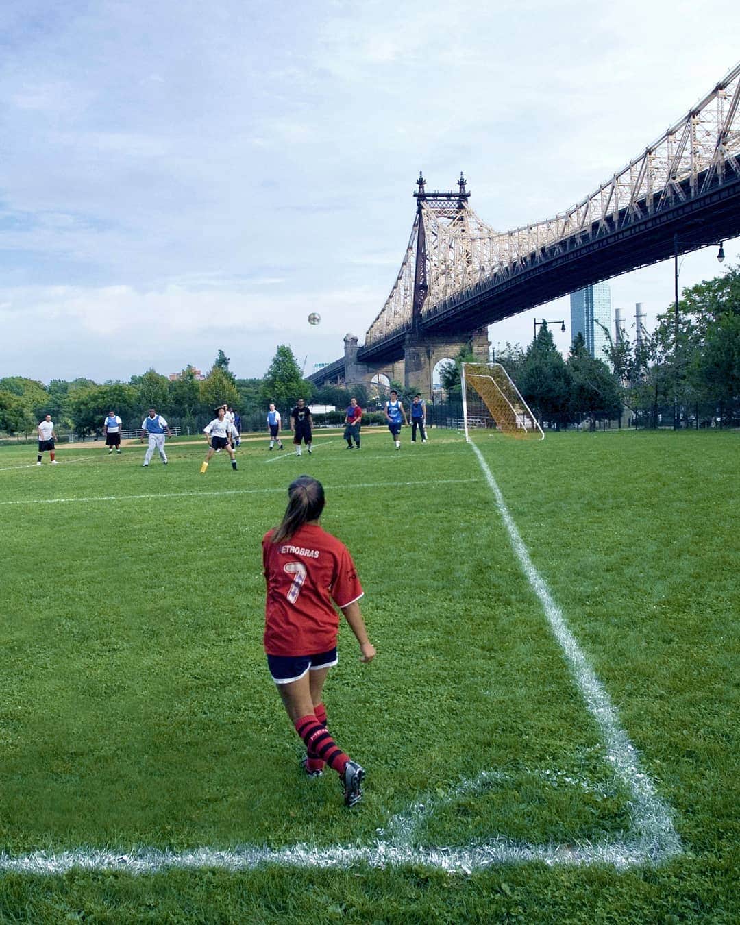 FIFAワールドカップさんのインスタグラム写真 - (FIFAワールドカップInstagram)「Grassroots football, in the Big Apple, under the shadow of the Queensboro Bridge. Where would you like to play the beautiful game this weekend? #InspireFriday #WeLiveFootball」4月13日 0時04分 - fifaworldcup