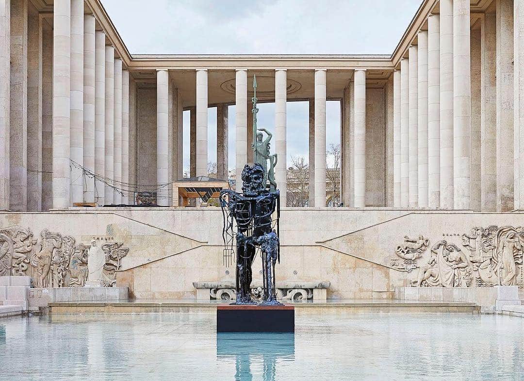 のインスタグラム：「"Art should be in cities, art should be visible, it has to go out into the fabric of the world." —Thomas Houseago  The sculptor, Thomas Houseago, was born on this day, April 12, in Leeds, England.  __________ #ThomasHouseago #ExpoHouseago #AlmostHuman #Gagosian @museedartmodernedeparis @thomashouseago Installation view, "Thomas Houseago: Almost Human," Musée d’Art moderne de la Ville de Paris, March 15–July 14, 2019. Artwork © Thomas Houseago. Photo: Thomas Lannes」