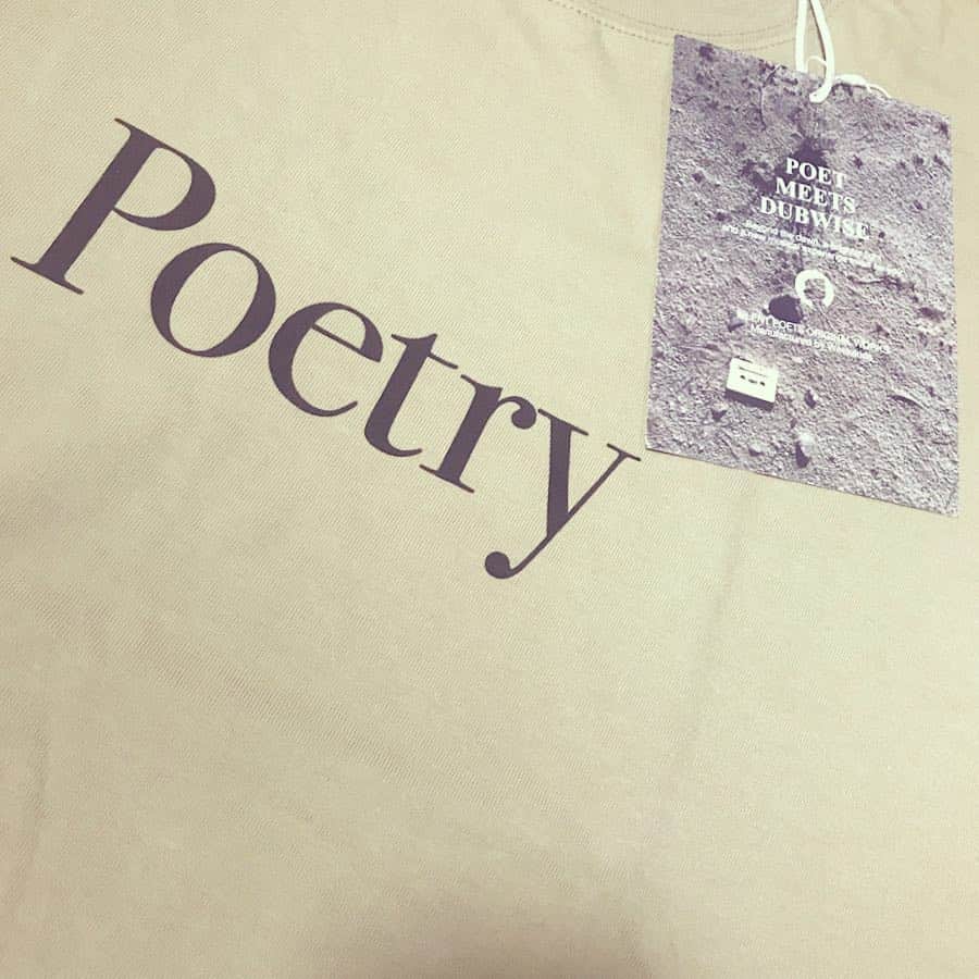 宇野薫のインスタグラム：「@michiharu_shimoda  下田法晴さん新プロジェクト “POET MEETS DUBWISE”  LAUNCH PARTY  @poet_meets_dubwise  欲しかったTシャツはどれにしようかと迷いましたが、 ベージュにしました！」