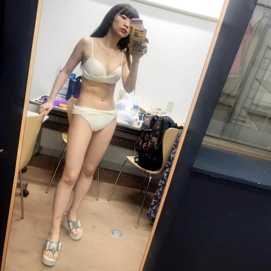 ぱいぱいでか美のインスタグラム：「楽屋の机、片付けられない人の典型みたいな感じにす〜ぐなるよ。水着。 ꙳ #ソフマップ #楽屋 #自撮り #水着 #片付け術 #松居棒 ꙳ こういう鏡ごしの自撮りとか 背景とかが汚すぎて ボツにする写真めちゃくちゃある。笑 これはまだ、まだマシな方なので載せました。 なんか不安だから楽屋入ると自分の陣地みたいな感じで 物広げたくなるんですよね……。 自分の城をひとまず作りたいというか。 (共同楽屋のときはすごいちゃんと一人分のスペースしか使わないよ！当たり前だけど！) 机の汚さいつもマネージャーに笑われてます。 . ソフマップでのリリイベが終わって以降食べまくりでやばいのですが そろそろ普通に、並に気をつけるくらいの生活に戻ります。 そしてリリイベも残すところひとつ！ 日曜日は19時からヴィレヴァン渋谷本店でラストのリリイベです。 来てね〜！ 今日は大好きなハロショでイベントができて最高でした。 明日はリリイベじゃないけどアポカリ(グループ活動の方)でライブお昼からあるよん。 早起きして来てね〜私も早く寝る！」
