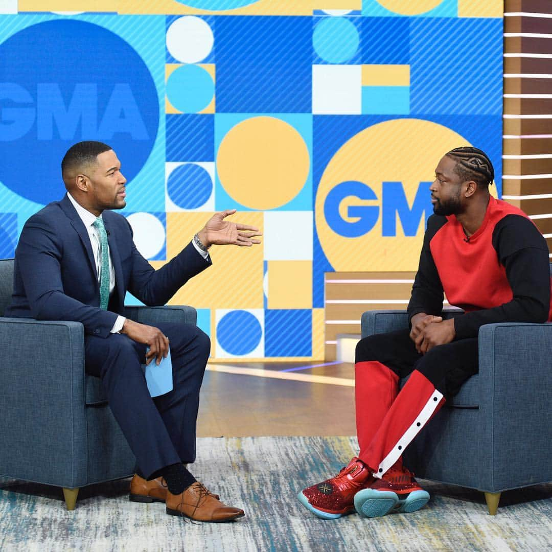 Good Morning Americaさんのインスタグラム写真 - (Good Morning AmericaInstagram)「Now THAT’S a jersey trade! So happy to have newly-retired @nba great @dwyanewade in the house with us this morning 🏀🔥#L3GACY #OneLastDance」4月13日 0時17分 - goodmorningamerica