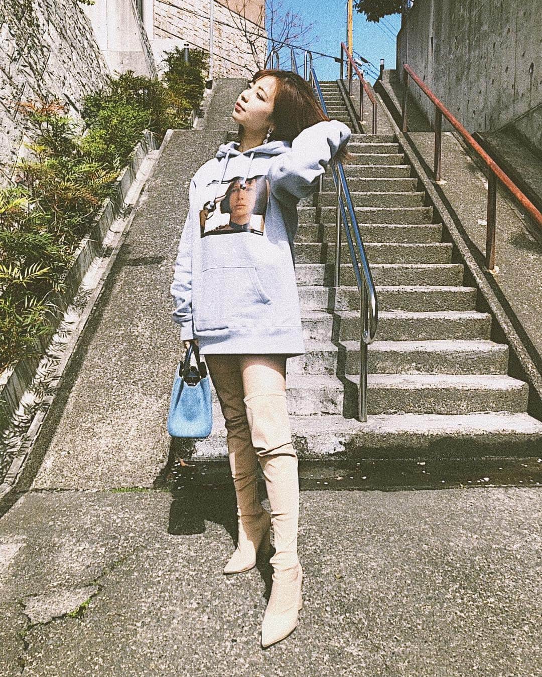 吉澤友貴さんのインスタグラム写真 - (吉澤友貴Instagram)「女子のでかめパーカー好きでしょ？🥰 、 下は履いてないかも？ ご想像にお任せします👏✌❤️」4月13日 0時28分 - yuki_yoshizawa_