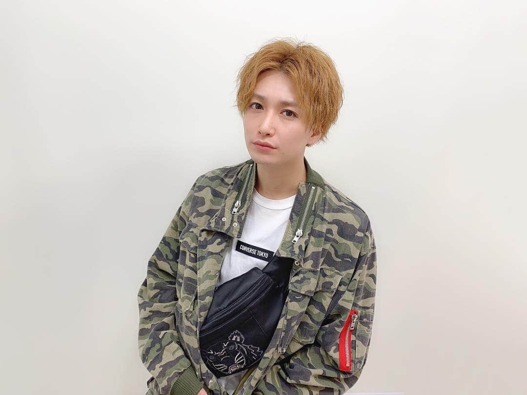 のインスタグラム：「.﻿ 🎂🎉🎁﻿ ﻿ 32歳になりました。﻿ ﻿ お友達がお祝いしてくれました🎂﻿ こんな僕ですが、これからも﻿ よろしくお願いします🥰﻿ ファンの皆様 家族、友人、スタッフの皆様へ 感謝を忘れずに💭 ﻿ #happybirthdaytome」