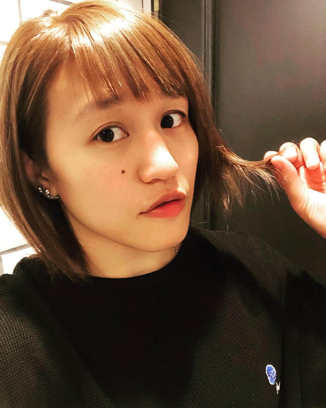 朱里さんのインスタグラム写真 - (朱里Instagram)「I changed my hair color🧡  髪色チェンジ✨前髪いつも短くっ😊 美容院 UR CATSLE にて💛どすこいさん @doskoi29carp いつも素敵にありがとうございます(о´∀`о)✨ #美容院 #表参道 #髪色 #前髪 #hair #haircolor #color #change #thankyou #shorthair #cut #instahair #me」4月13日 0時31分 - syuri_official