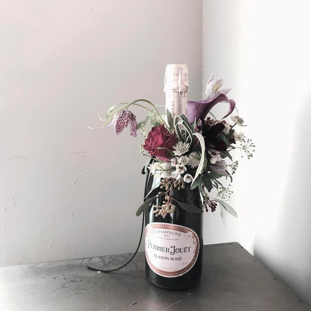 플로리스트 이주연 florist Lee Ju Yeonさんのインスタグラム写真 - (플로리스트 이주연 florist Lee Ju YeonInstagram)「. . #와인데코 #winedecor . . #수업문의 #주문예약 #lesson #Order  Katalk ID vaness52 클래스상시모집 당일꽃주문가능 WeChat ID vaness_flower E-mail vanessflower@naver.com . 강남구 신사동 515-2 📞02-545-6813 . #vanessflower #florist #flowershop #handtied #flowerlesson #花束 #花束包装 #바네스플라워 #플라워카페 #플로리스트 #꽃다발 #부케 #플로리스트학원 #신사동꽃집 #신사역꽃집 #꽃꽂이수업 #플라워레슨 #꽃다발포장법 #꽃수업 #꽃주문 #하우스웨딩 #대관 #카페대관 #강남카페대관」4月13日 0時34分 - vanessflower